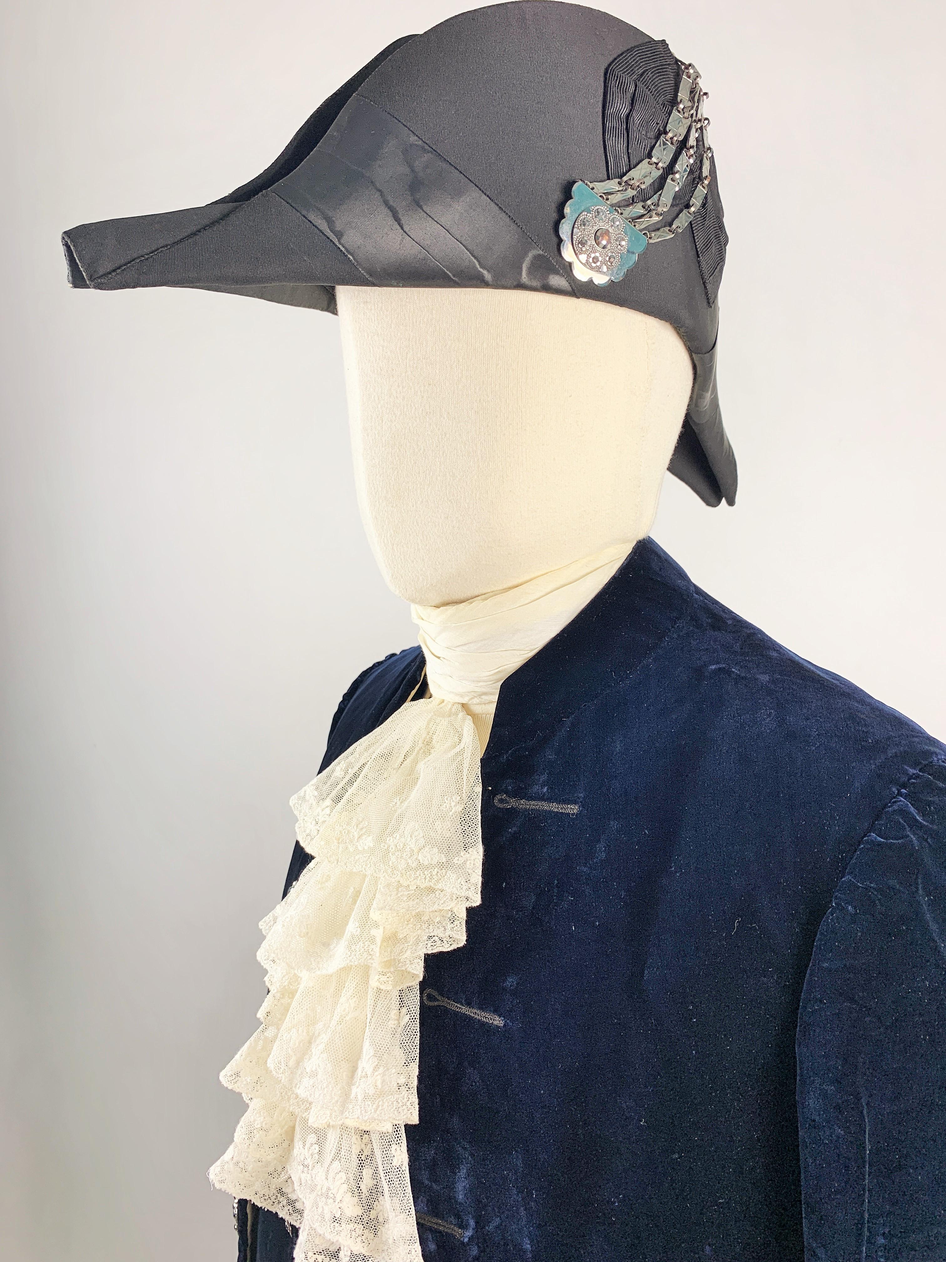 Complete British Court costume in night-blue velvet - England Circa 1910-1930 For Sale 1