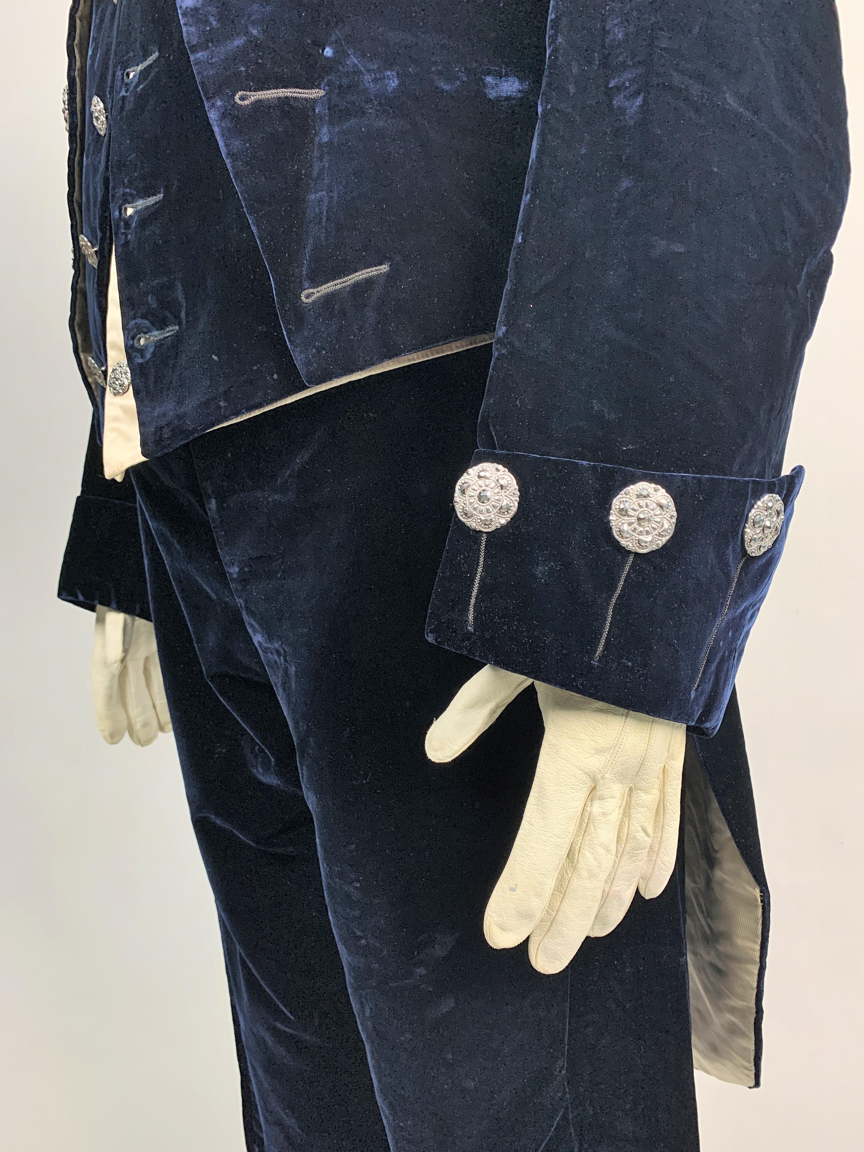 Complete British Court costume in night-blue velvet - England Circa 1910-1930 For Sale 2