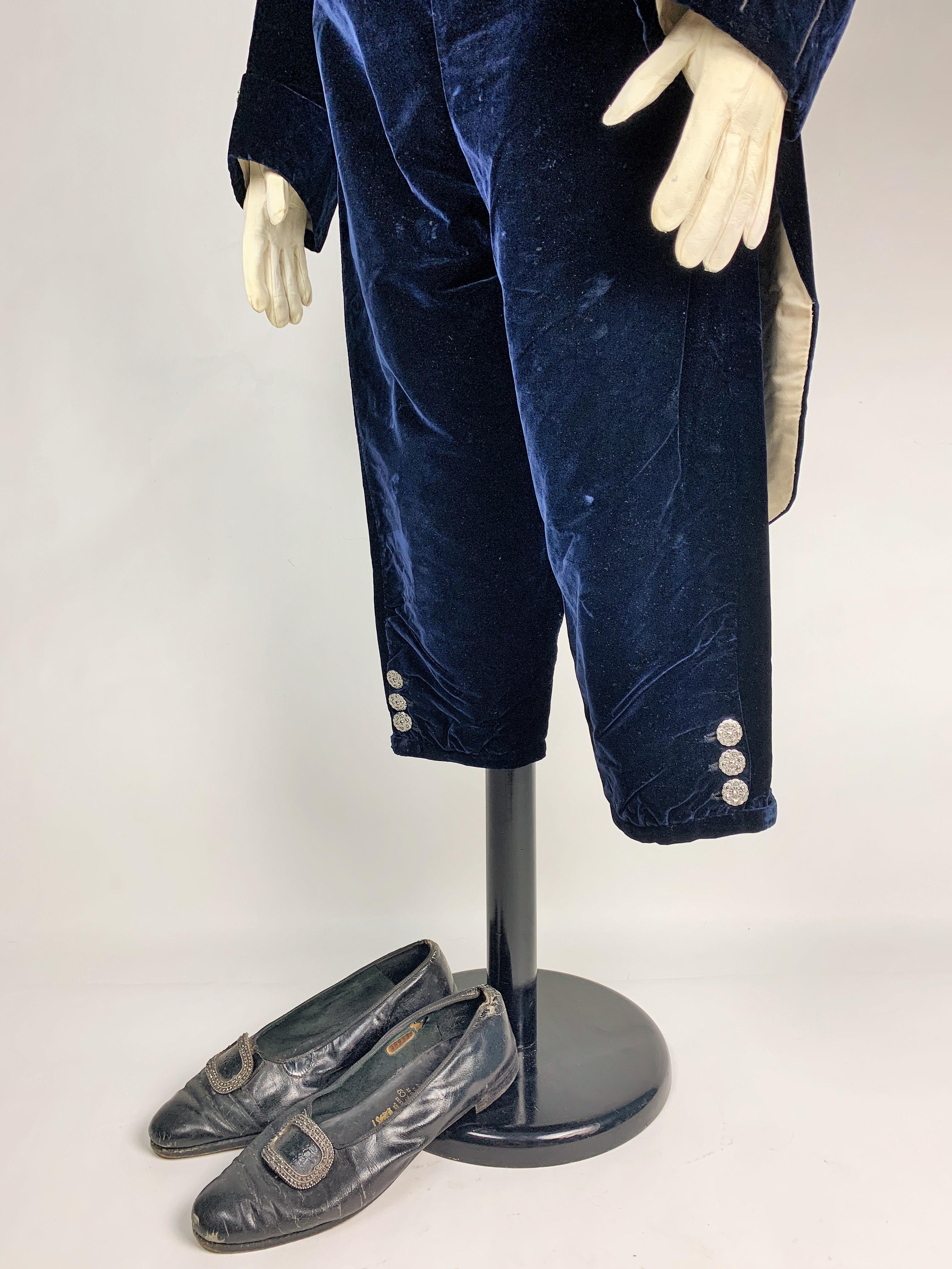 Complete British Court costume in night-blue velvet - England Circa 1910-1930 For Sale 3