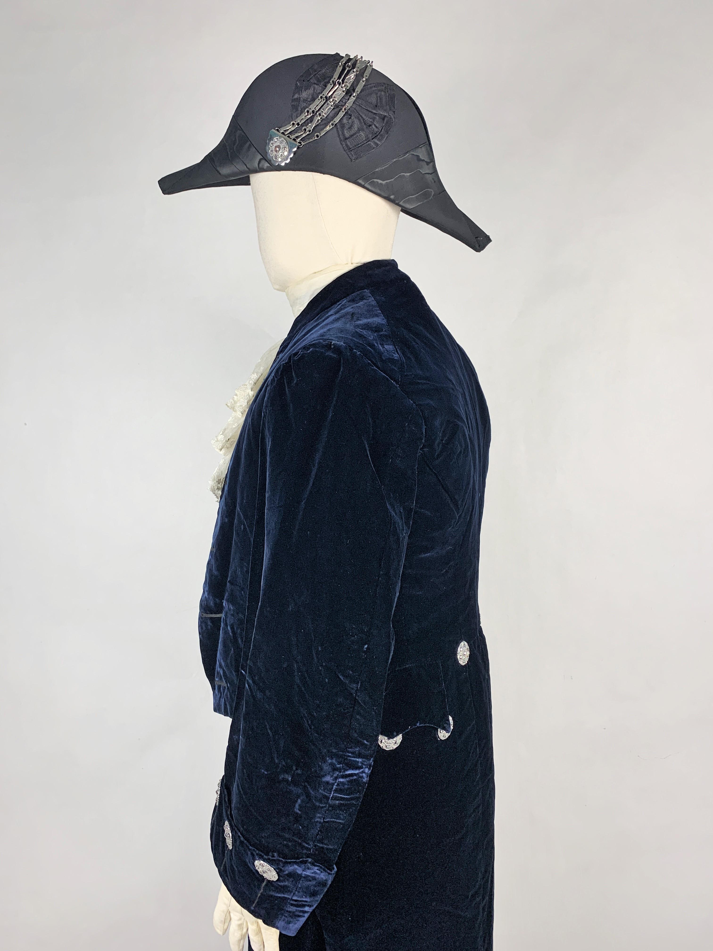 Complete British Court costume in night-blue velvet - England Circa 1910-1930 For Sale 4