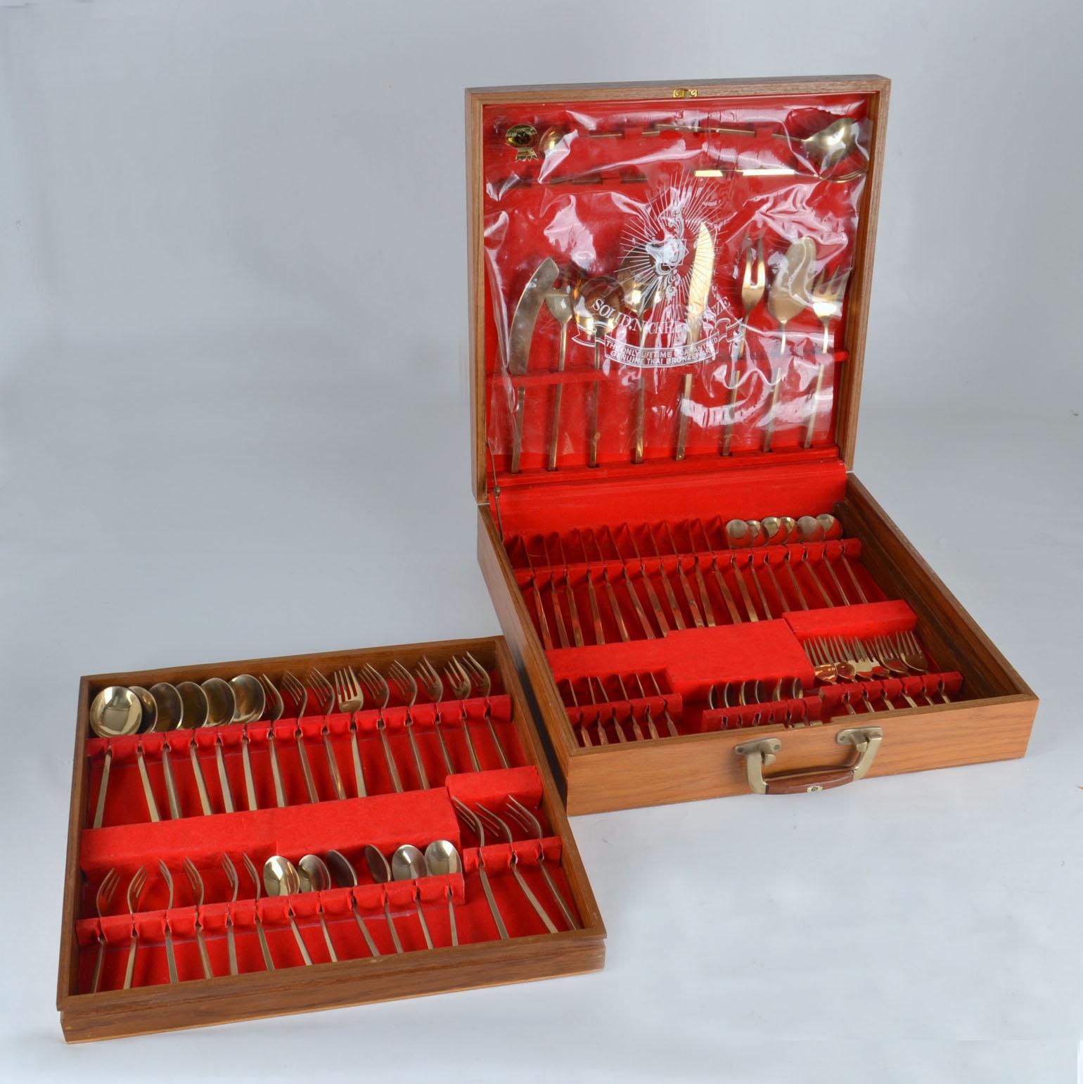 Complete Bronze Dinner Service in Box with 78 Pieces in the Manner of Scanline For Sale 4