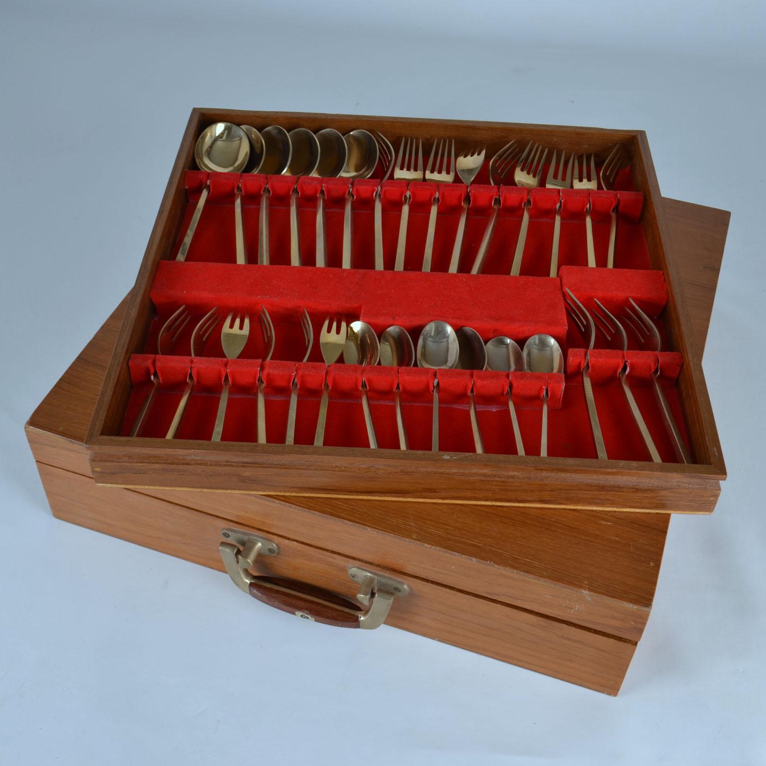Complete Bronze Dinner Service in Box with 78 Pieces in the Manner of Scanline For Sale 1
