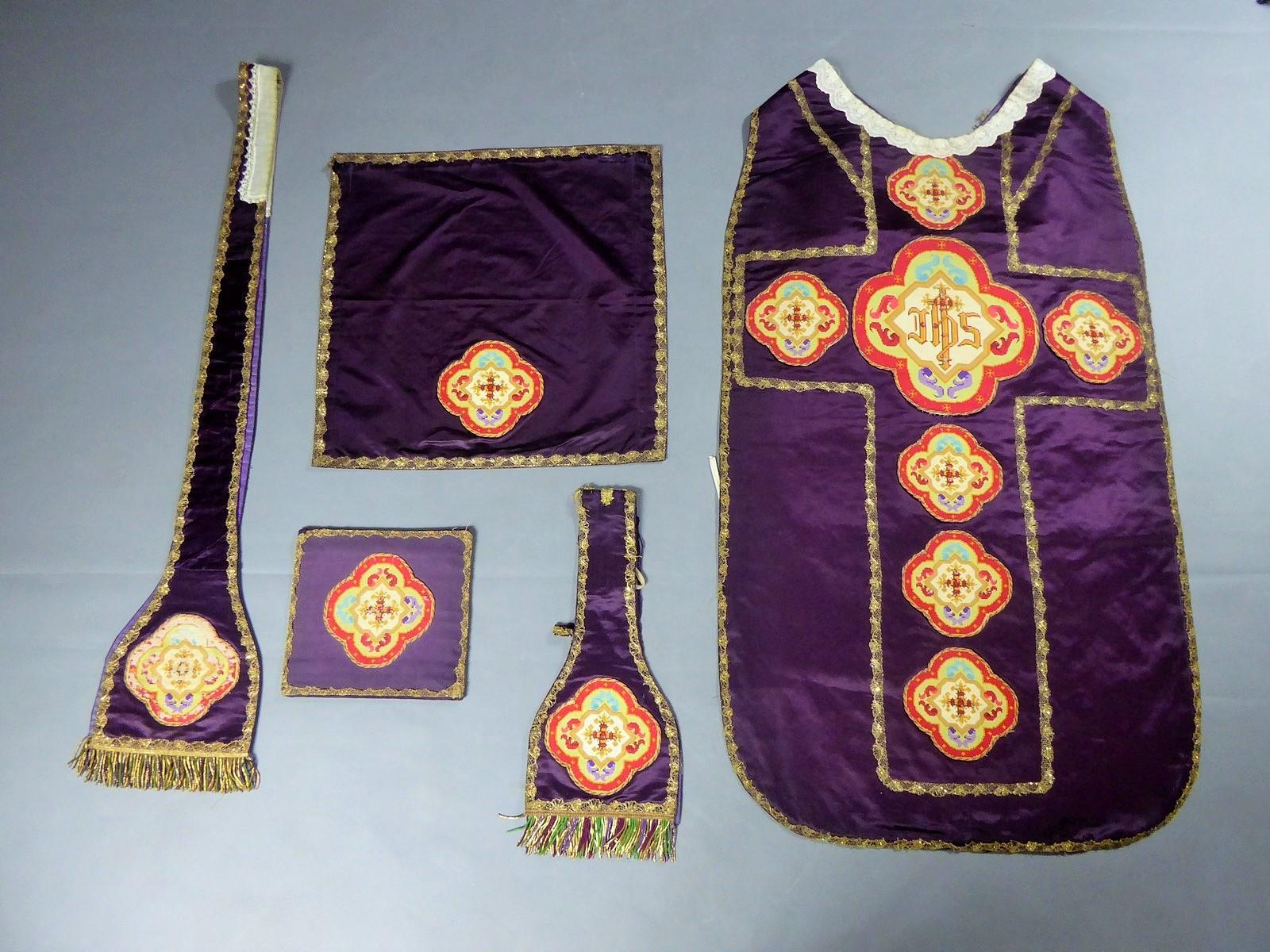 Late 19th century Early 20th Century
France

Catholic ensemble of an almost complete chapel including chasuble, chalice veil, manipule, stole and purse, dating from the end of the 19th century. Beautiful cardinal purple silk satin applique with
