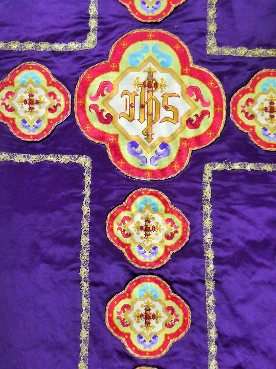 Complete Christian Embroidered chasuble set -  Circa 1880/1920 In Good Condition In Toulon, FR