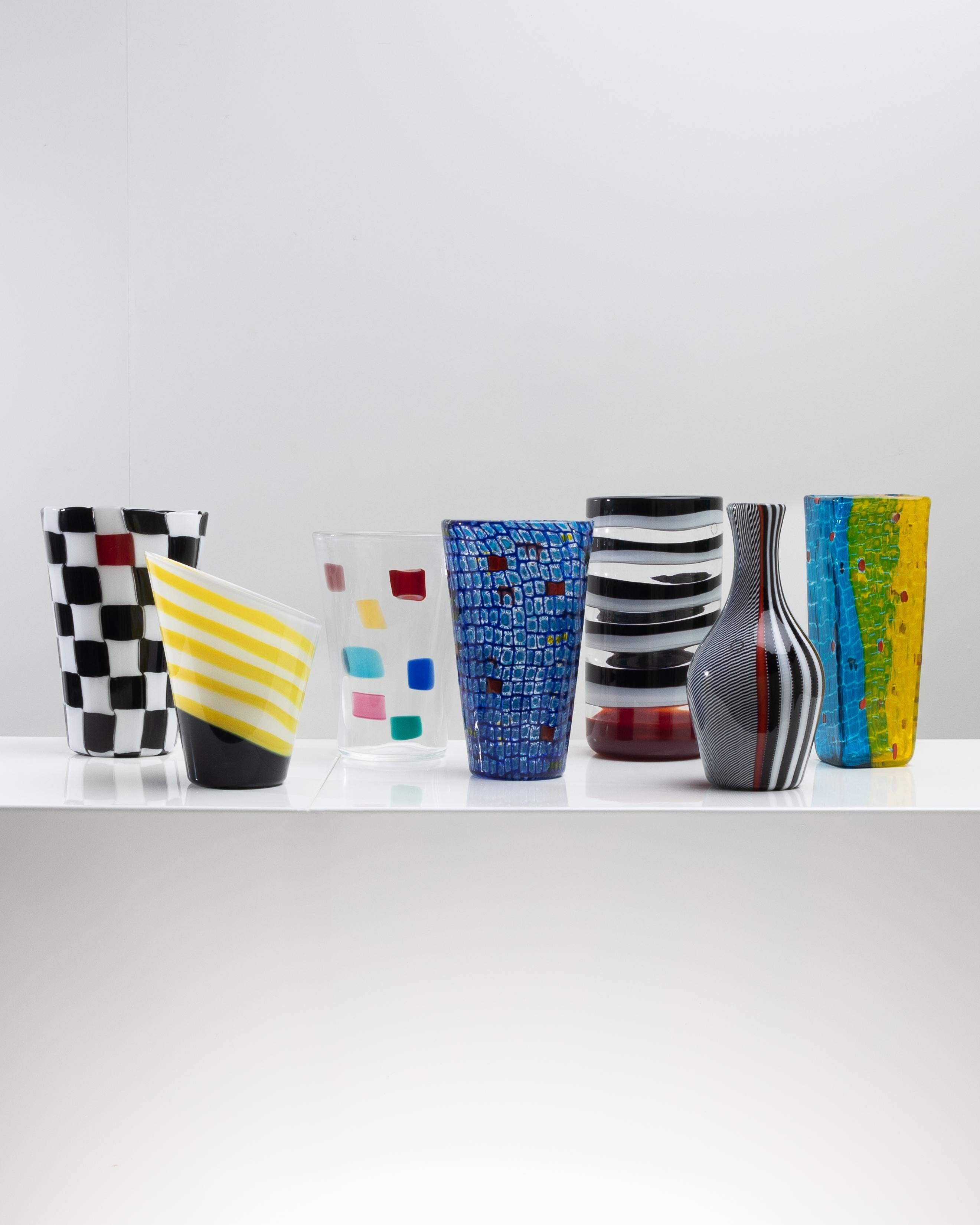 Collezione completa di vasi disegnati da Gianni Versace per Gianni Venini Murano (fondata nel 1921).
Oltre alle sue creazioni di moda, Versace ha collaborato anche con case di arredamento e accessori come Versace Home, Rosenthal, Baccarat e Venini
