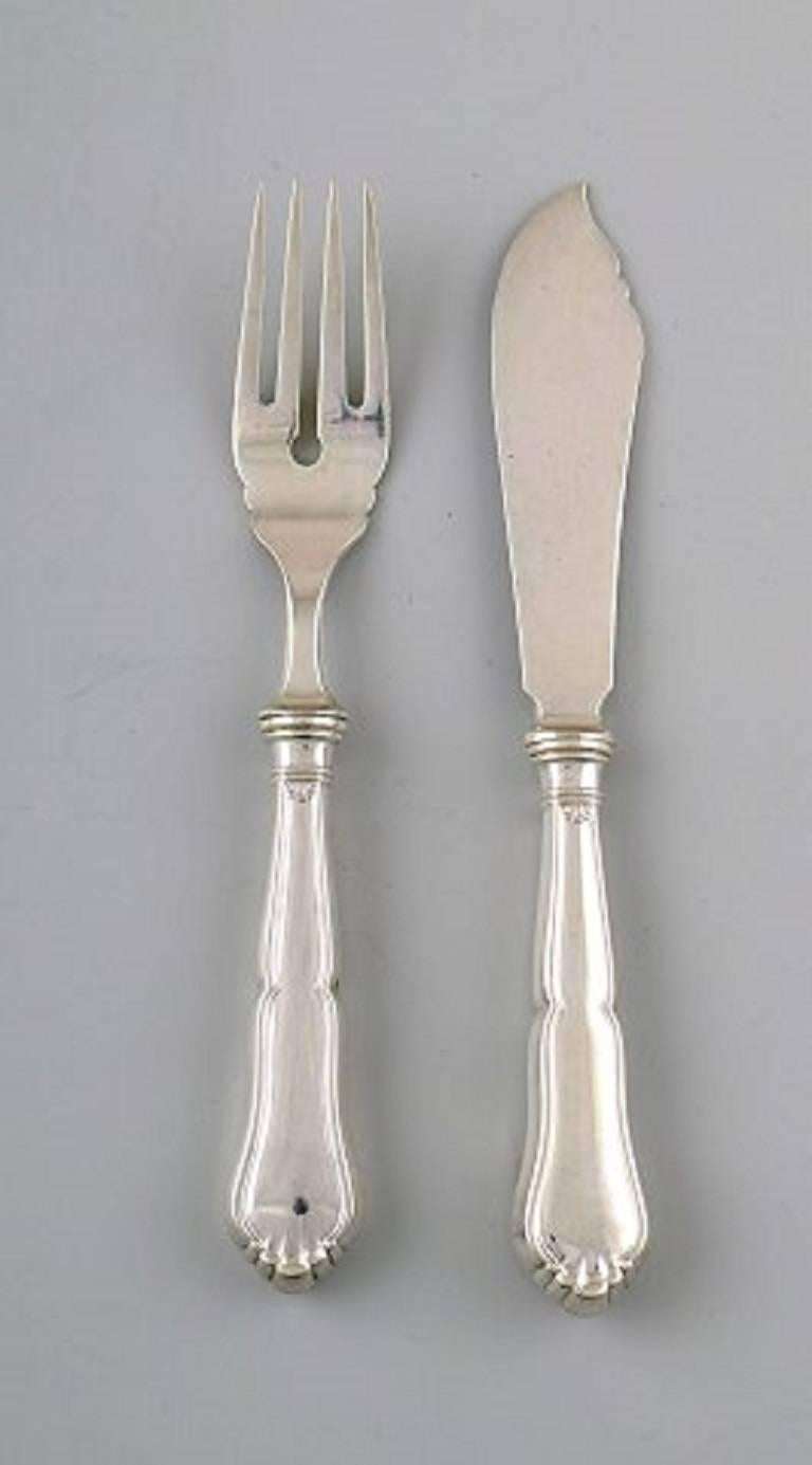 Service à poisson complet en argent danois (.830) pour huit personnes.
Estampillé : CFH : Christian Fr. Heise, années 1920.
En très bon état.
Le couteau mesure 19 cm.