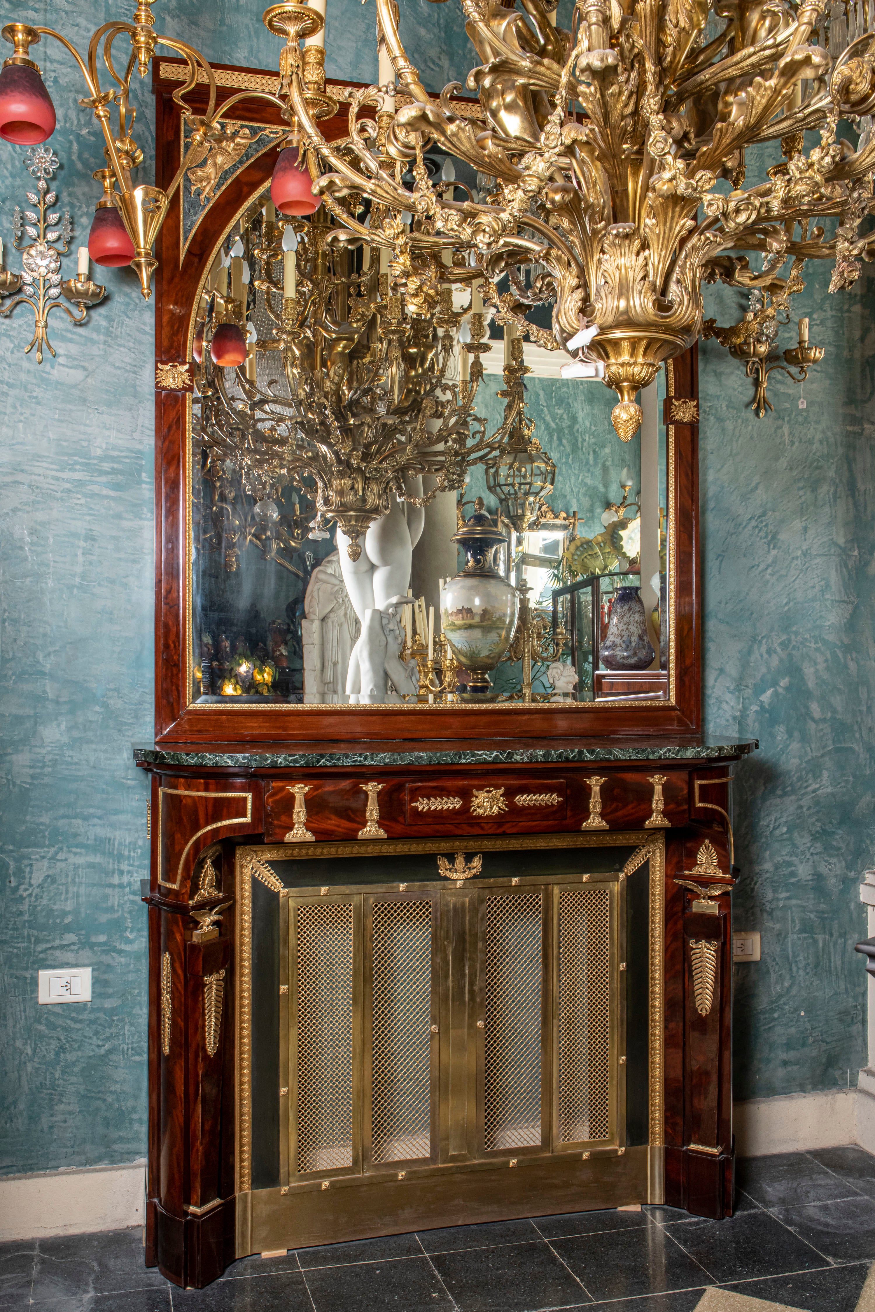Komplette Esszimmereinrichtung mit Vitrine, Uhr, Buffets, Spiegel und Kamin im Angebot 8
