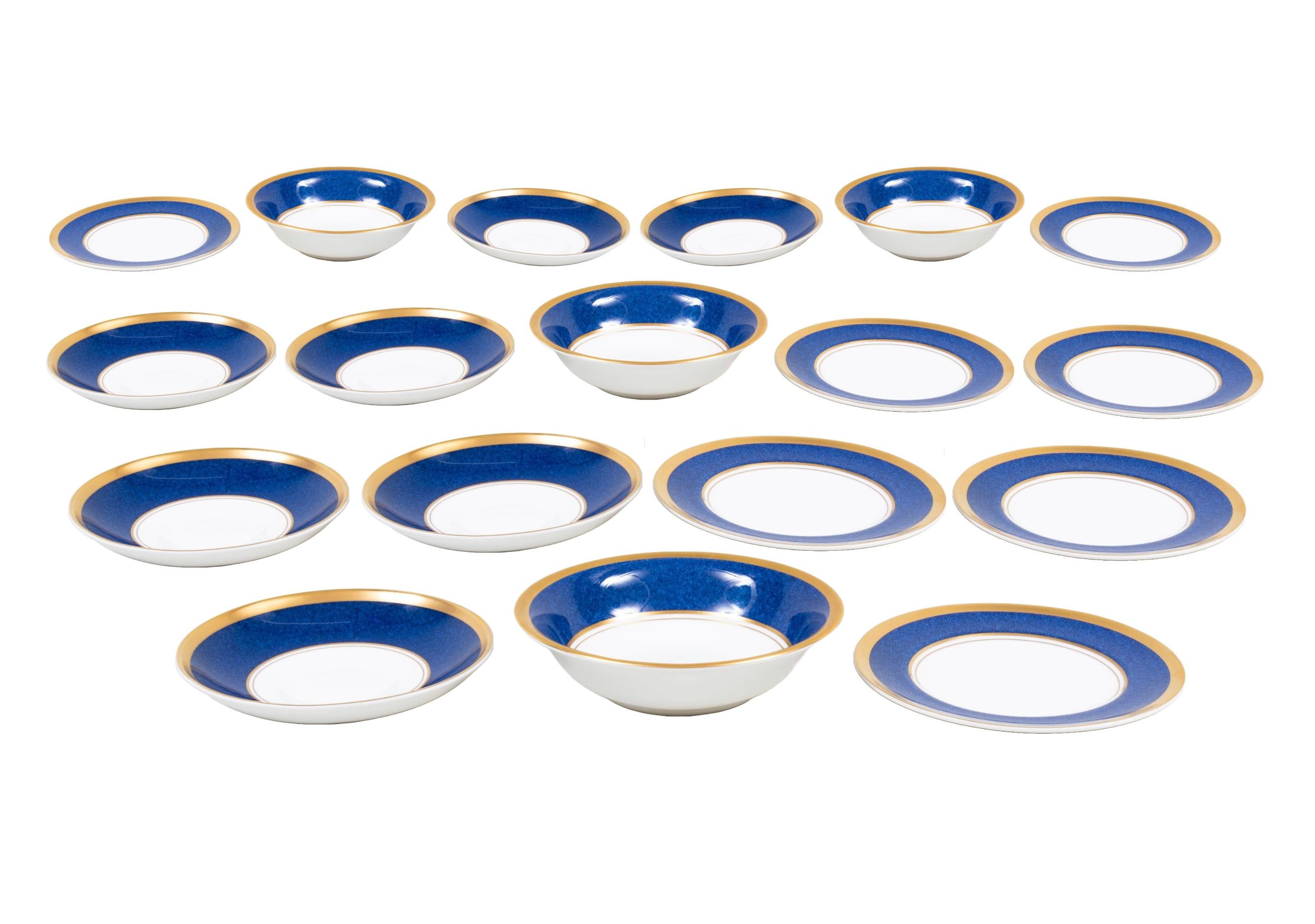 Service de table complet en porcelaine anglaise pour 12 personnes avec service à café/thé en vente 6