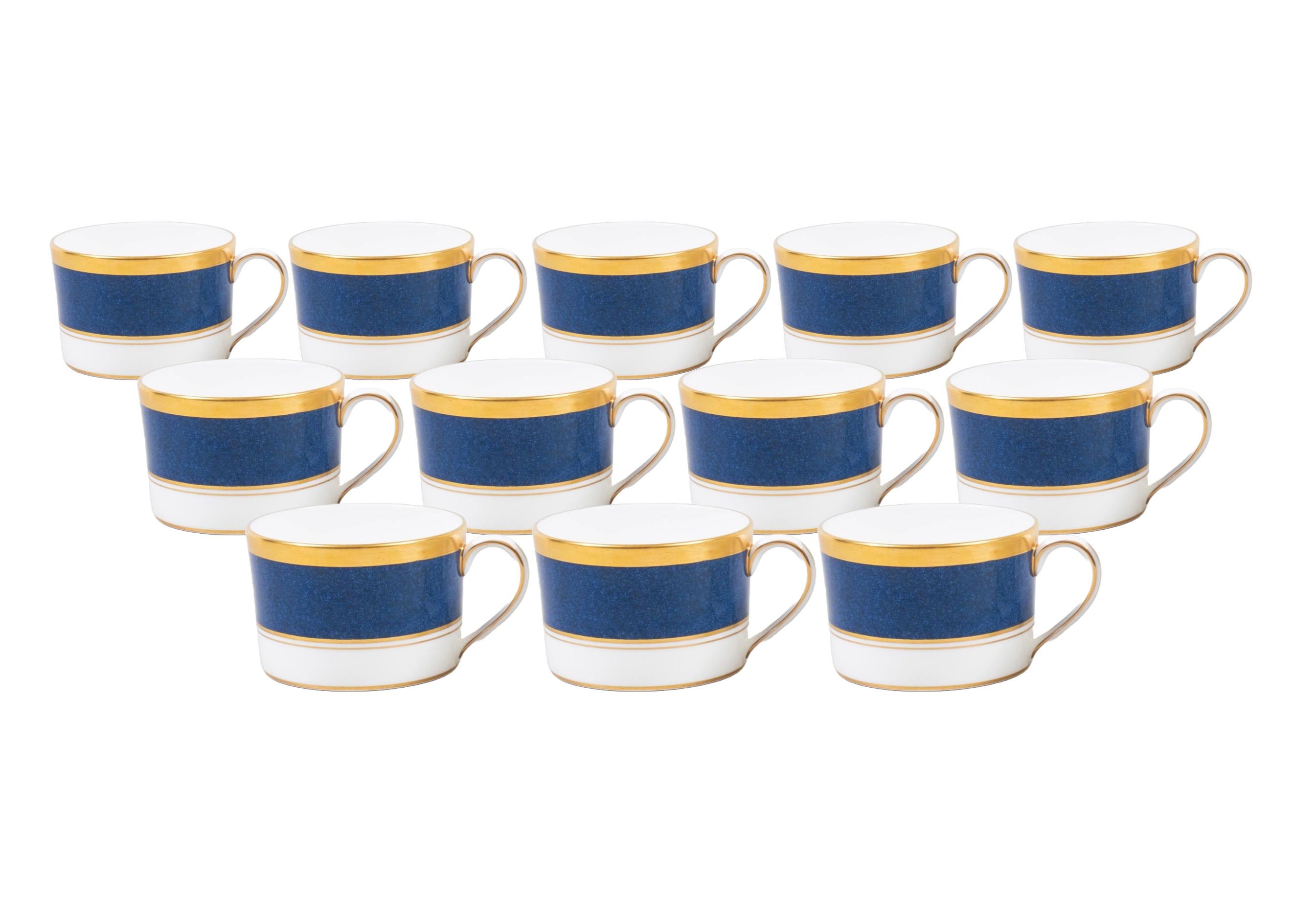 Komplettes Tafelservice aus englischem Porzellan für 12 Personen mit Kaffee-/Teeservice (Vergoldet) im Angebot