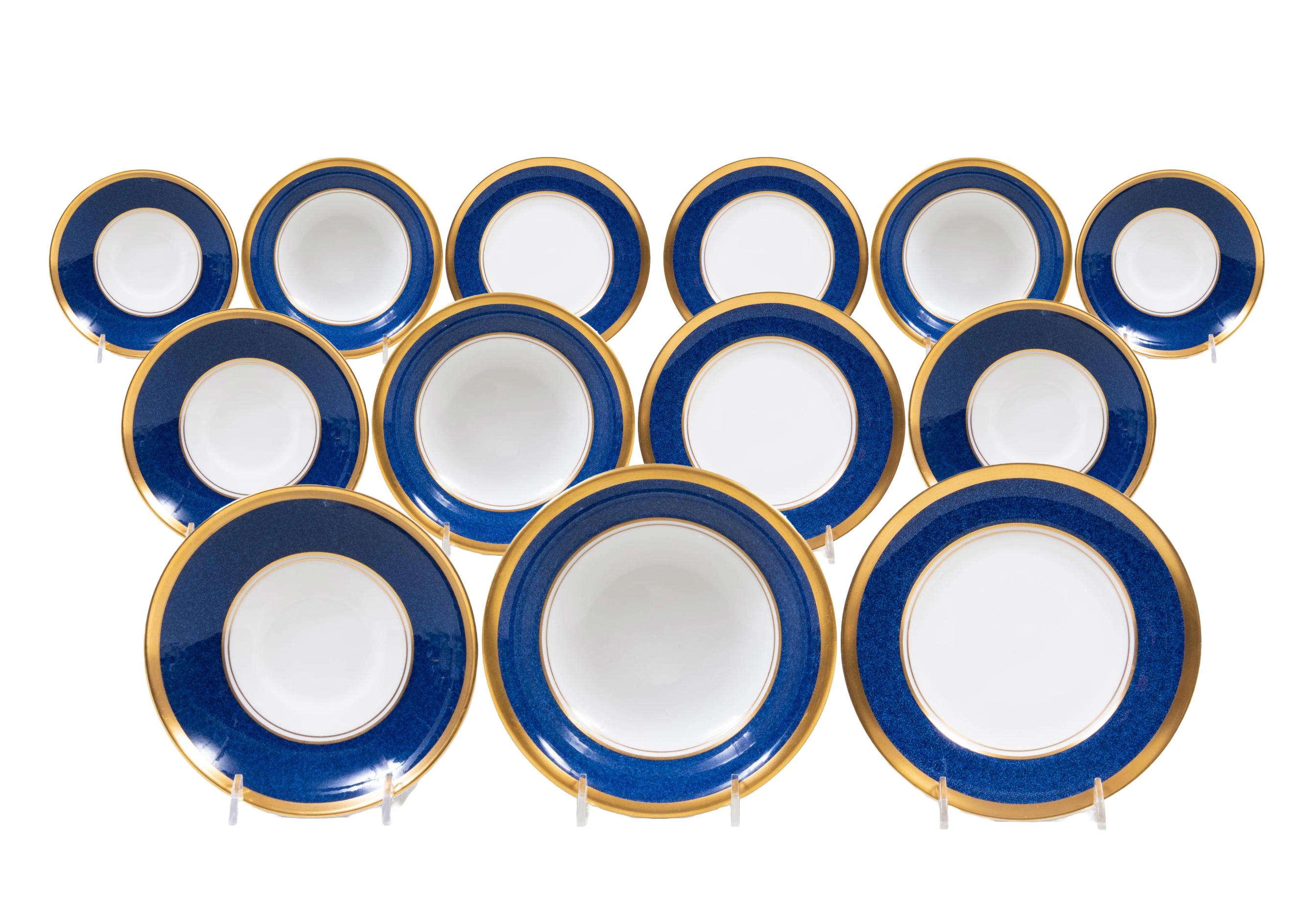 Gold Complete English Porcelain Dinner Service For 12 People With Coffee/Tea Service For Sale