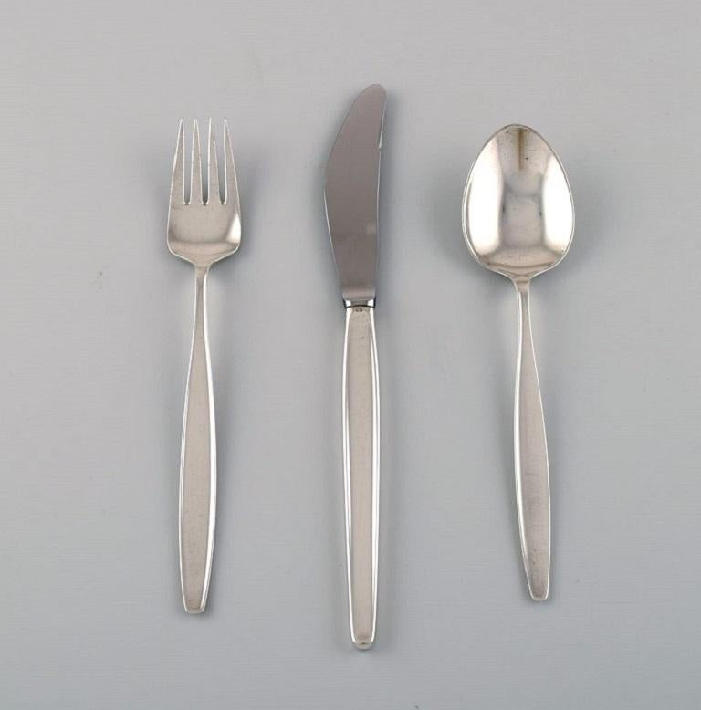 Complete Georg Jensen Cypress dinner service in sterling silver for twelve people.
Consisting of twelve dinner forks, twelve dinner knives and twelve tablespoons.
Knife length: 22.5 cm.
Stamped.
In excellent condition.
Our skilled Georg Jensen
