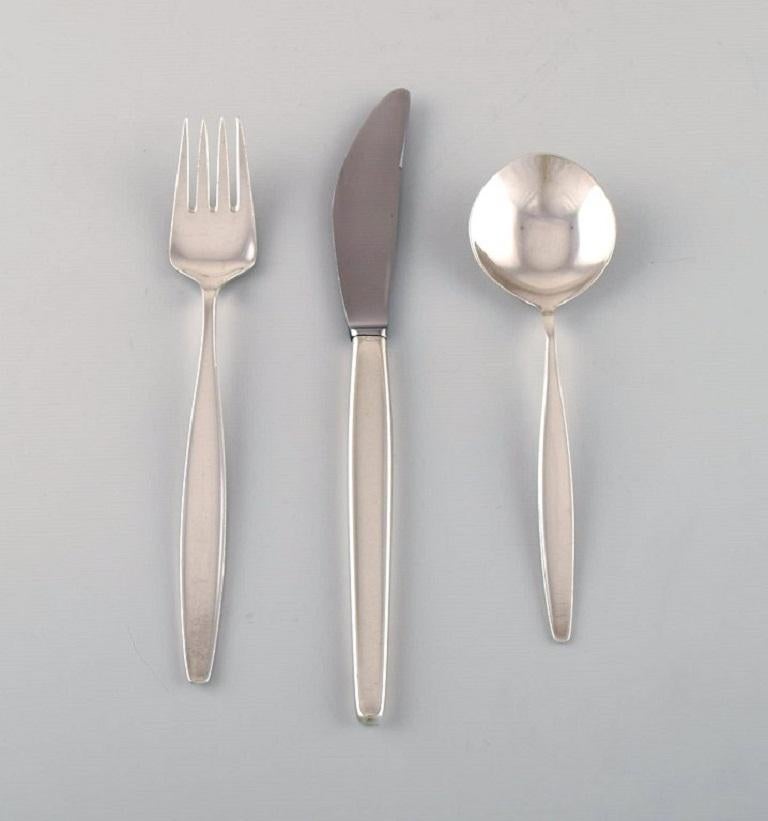 Complete Georg Jensen Cypress lunch service in sterling silver for ten people.
Consisting of ten lunch forks, ten lunch knives and ten bouillon spoons.
Knife length: 20.5 cm.
Stamped.
In excellent condition.
Our skilled Georg Jensen silversmith