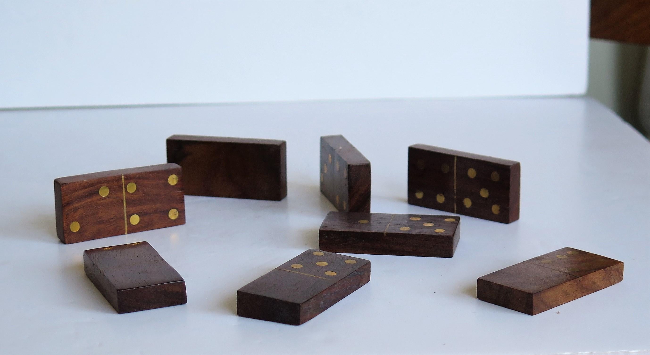 Boîte de jeu complète faite à la main avec dominos, six dés et cartes à jouer, vers les années 1940 en vente 4