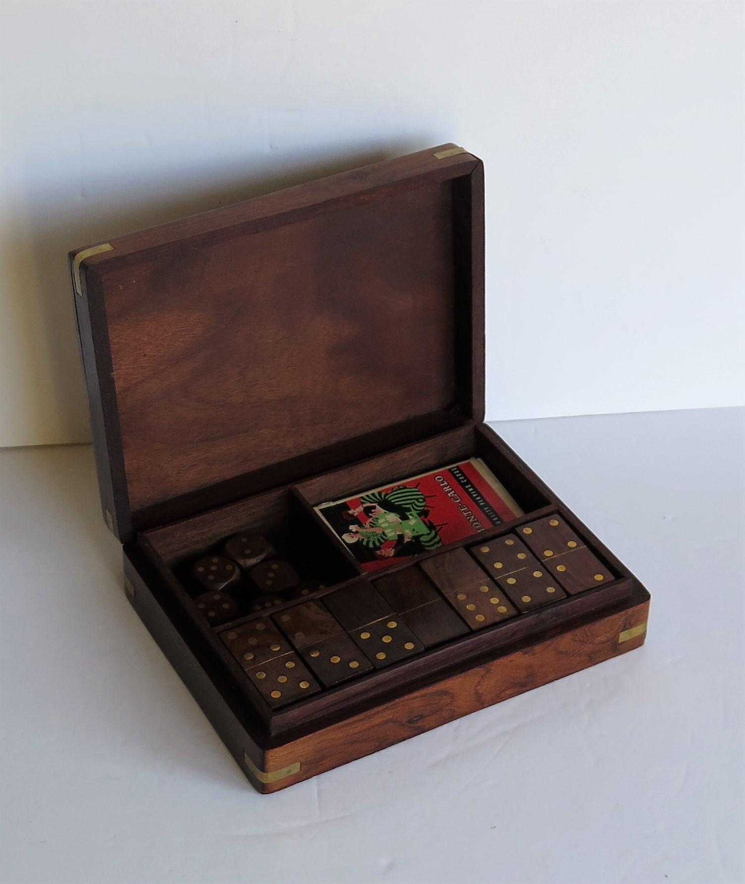 Boîte de jeu complète faite à la main avec dominos, six dés et cartes à jouer, vers les années 1940 en vente 7