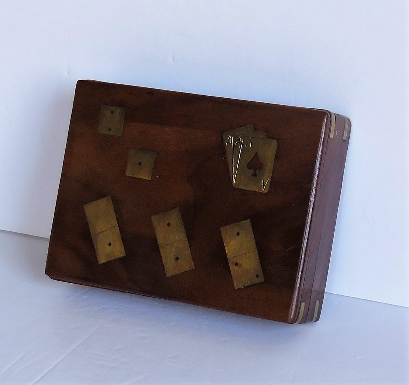 Laiton Boîte de jeu complète faite à la main avec dominos, six dés et cartes à jouer, vers les années 1940 en vente
