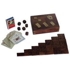 Scatola da gioco completa fatta a mano con domino, sei dadi e carte da gioco, circa anni '40