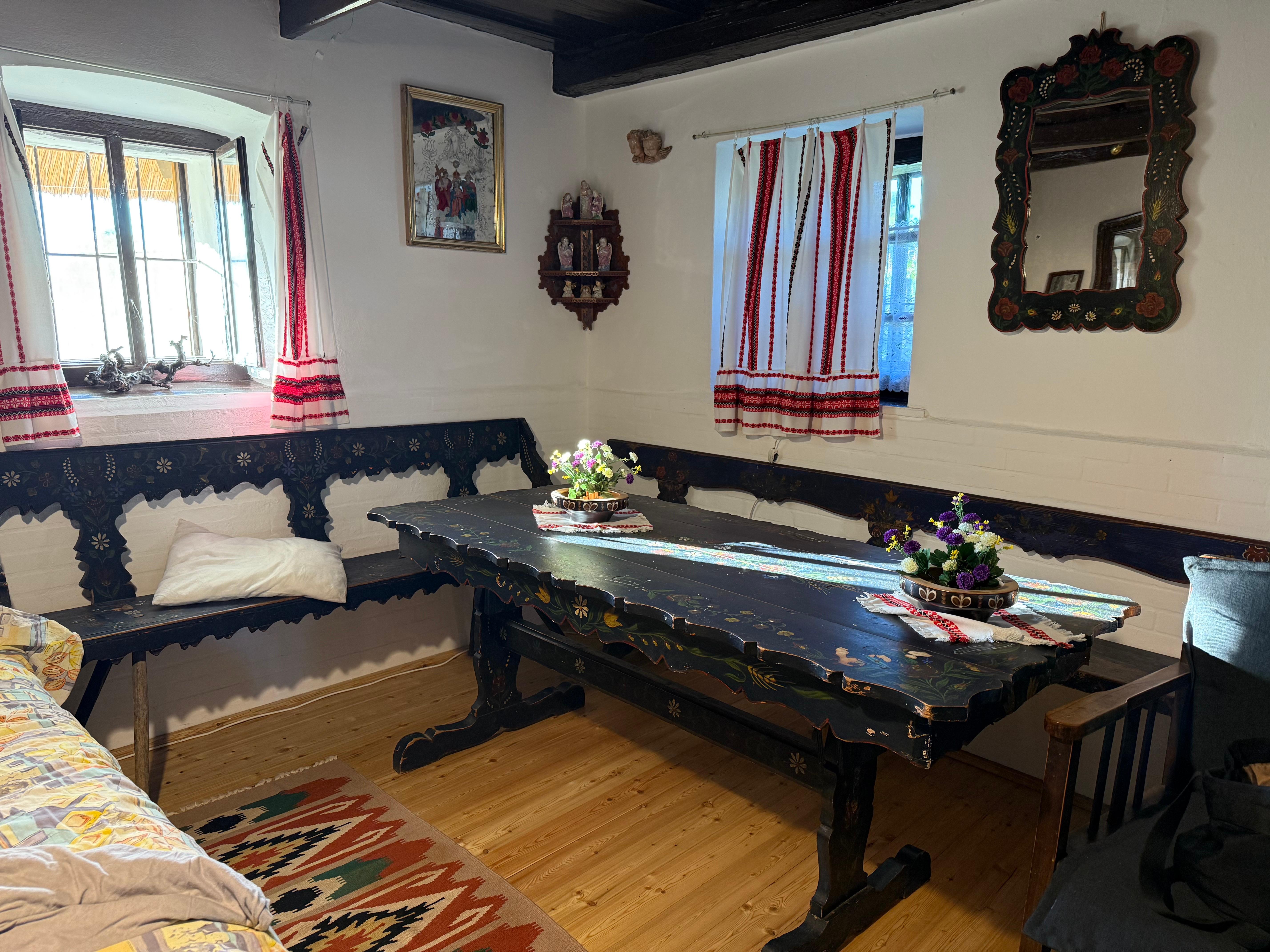 Intérieur complet d'une maison de campagne hongroise vieille de 250 ans en vente 8