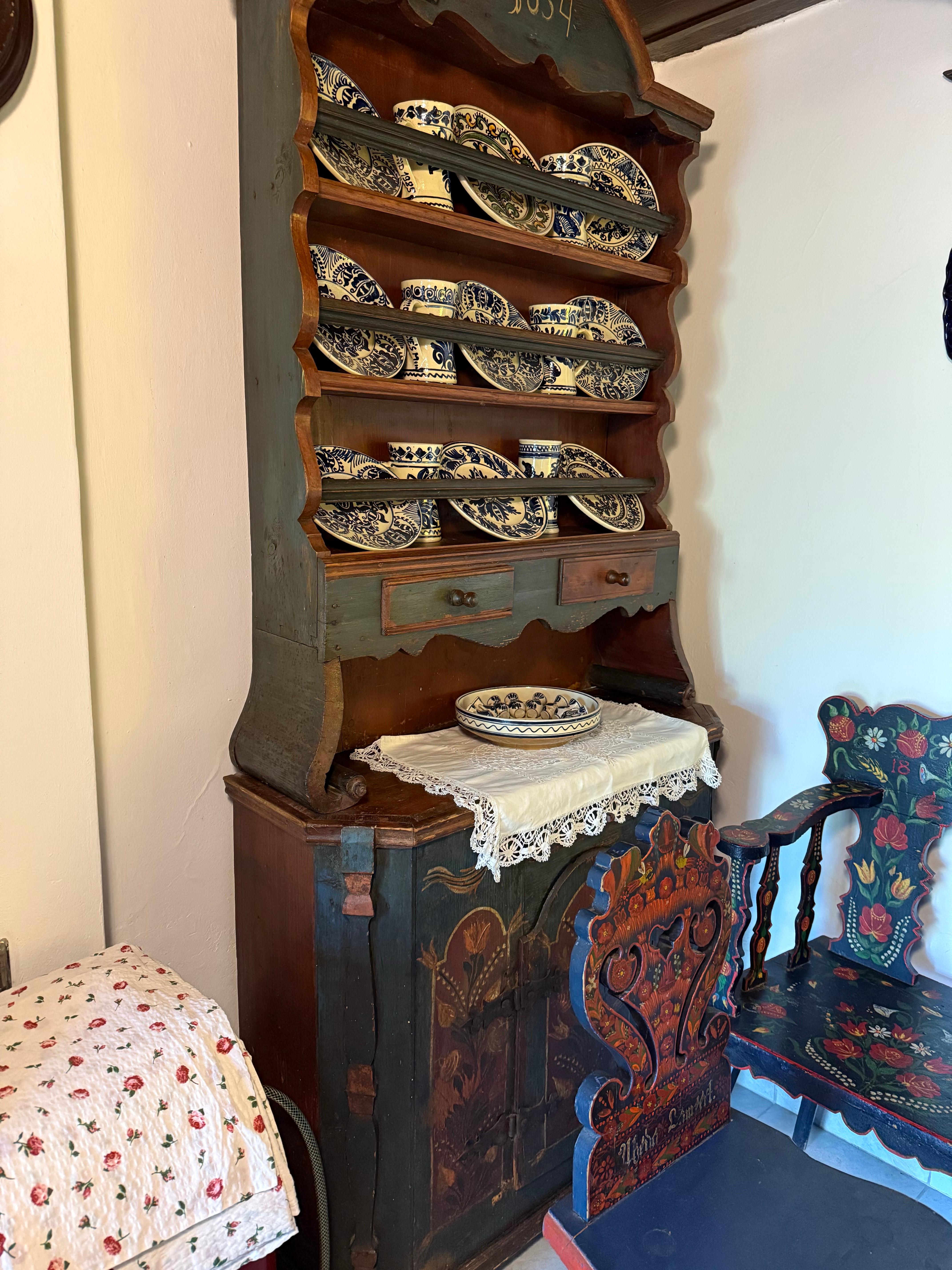 Intérieur complet d'une maison de campagne hongroise vieille de 250 ans - Disponible à l'unité ou en ensemble
Un ensemble rare et évocateur de meubles originaux provenant d'une maison de campagne hongroise vieille d'environ 250 ans. Cette collection