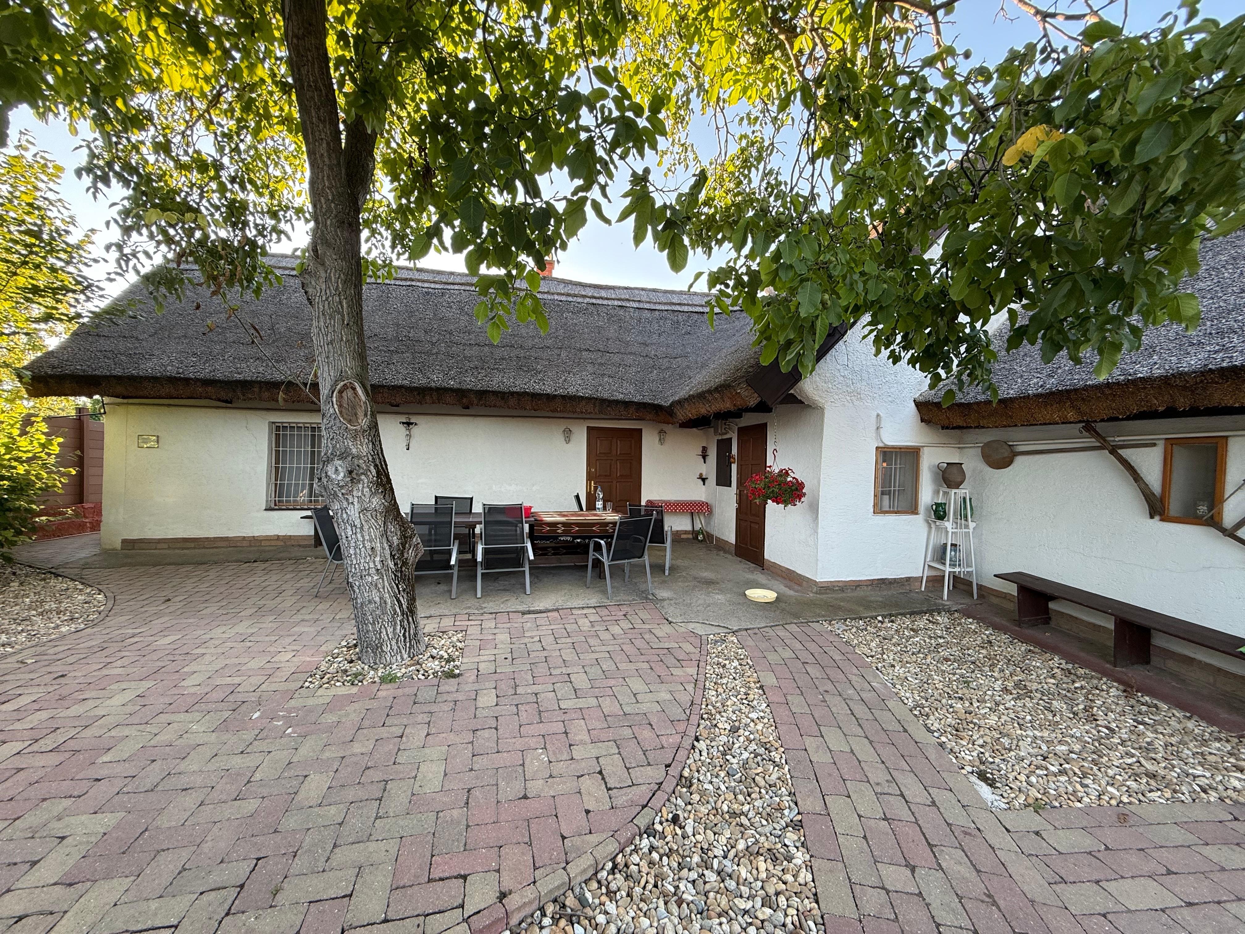 Intérieur complet d'une maison de campagne hongroise vieille de 250 ans en vente 2