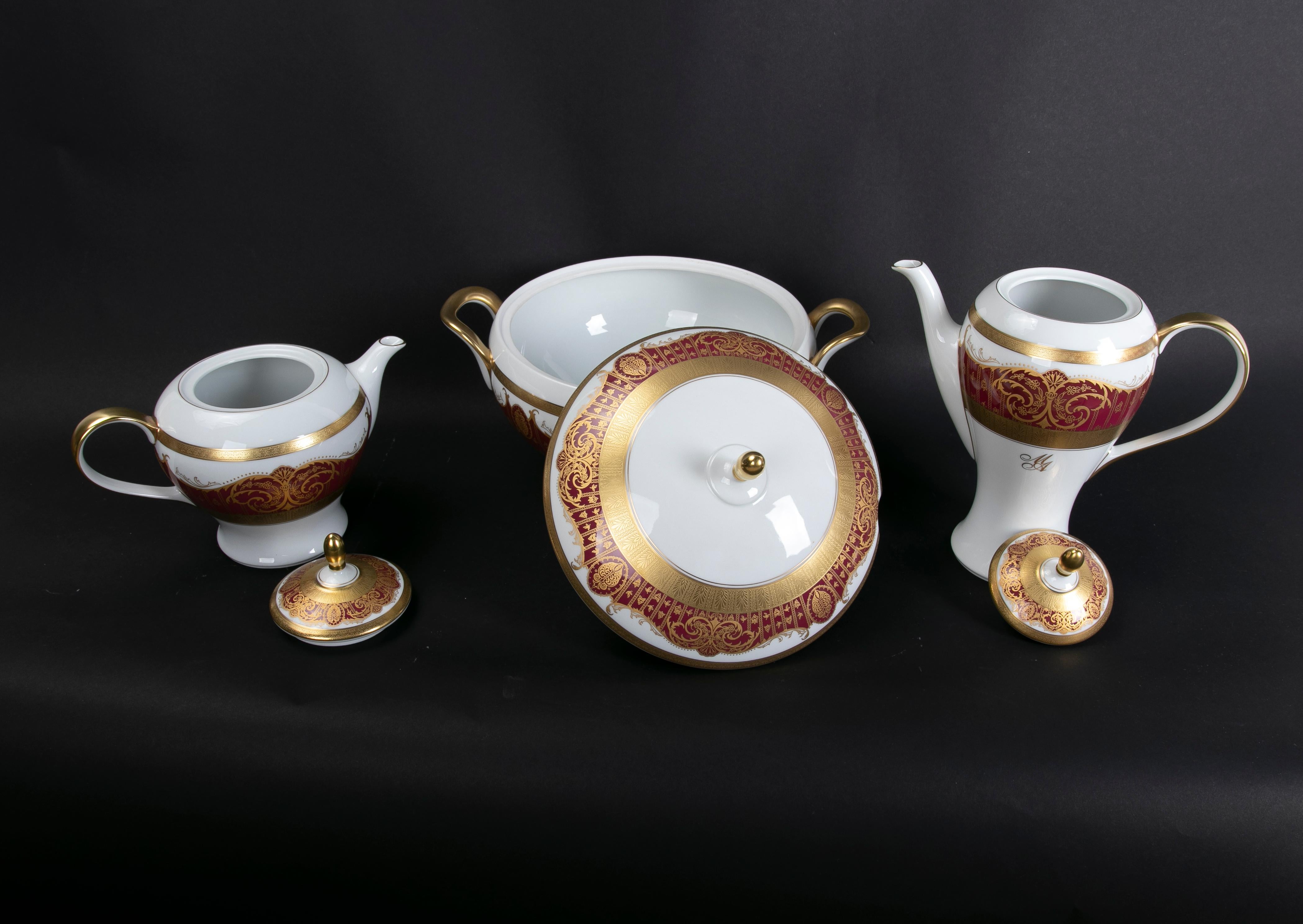 Complete Karlovarsky Porcelain Tableware '229 Pieces' Decorated with Gold For Sale 2