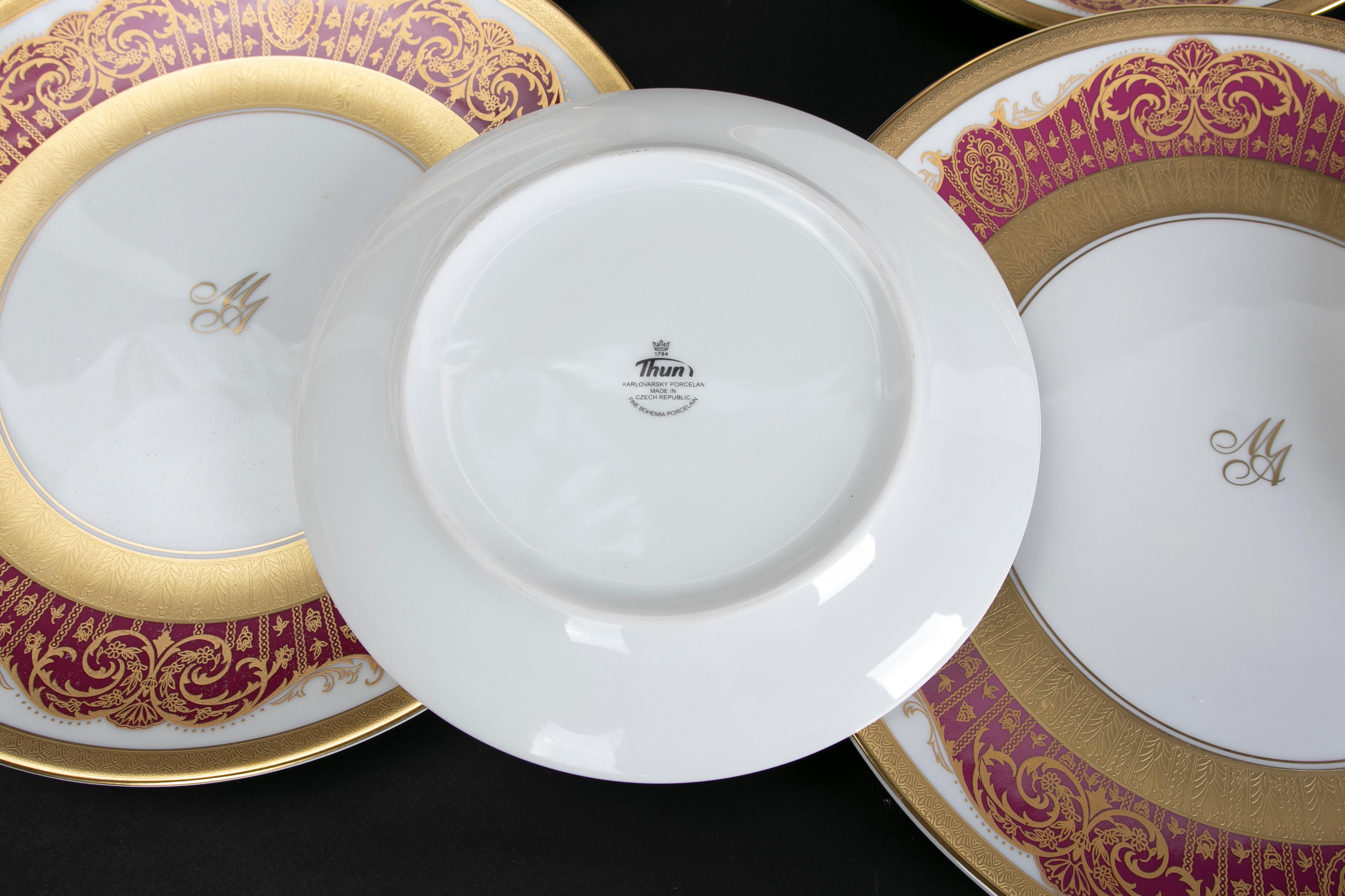 Complete Karlovarsky Porcelain Tableware '229 Pieces' Decorated with Gold For Sale 3