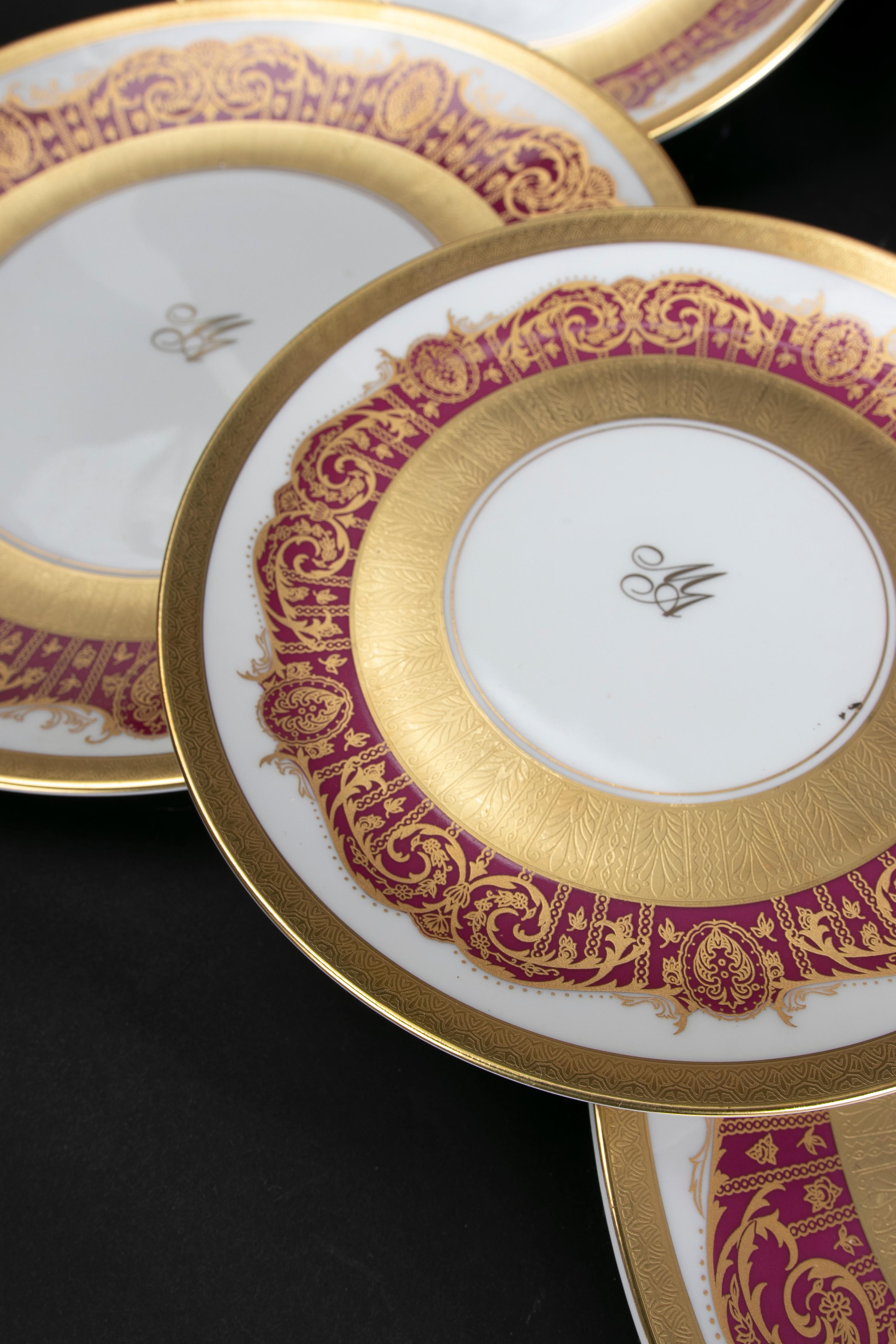 Complete Karlovarsky Porcelain Tableware '229 Pieces' Decorated with Gold For Sale 7