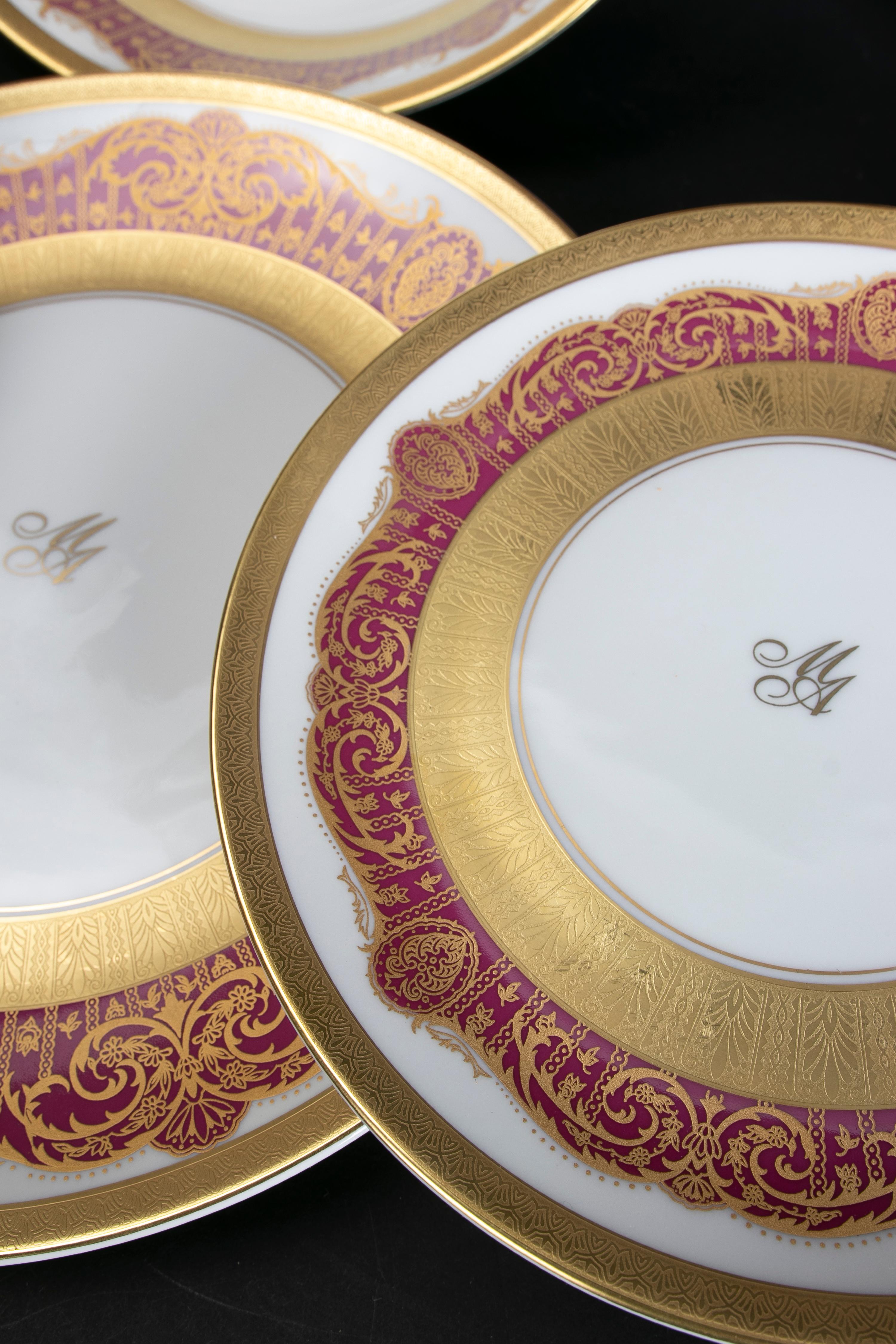 Complete Karlovarsky Porcelain Tableware '229 Pieces' Decorated with Gold For Sale 8