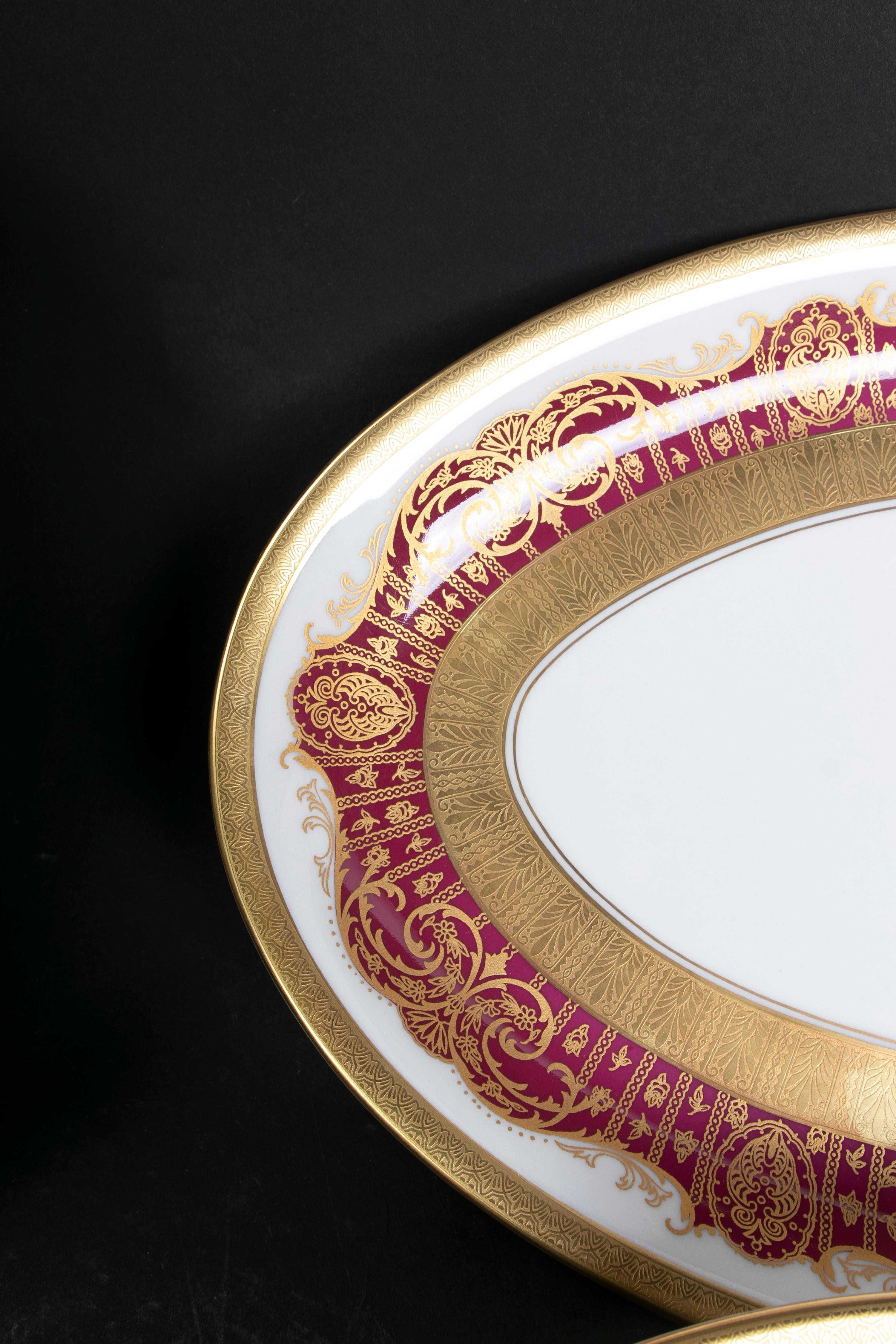 Servizio completo di porcellana Karlovarsky '229 pezzi' decorato in oro in vendita 11