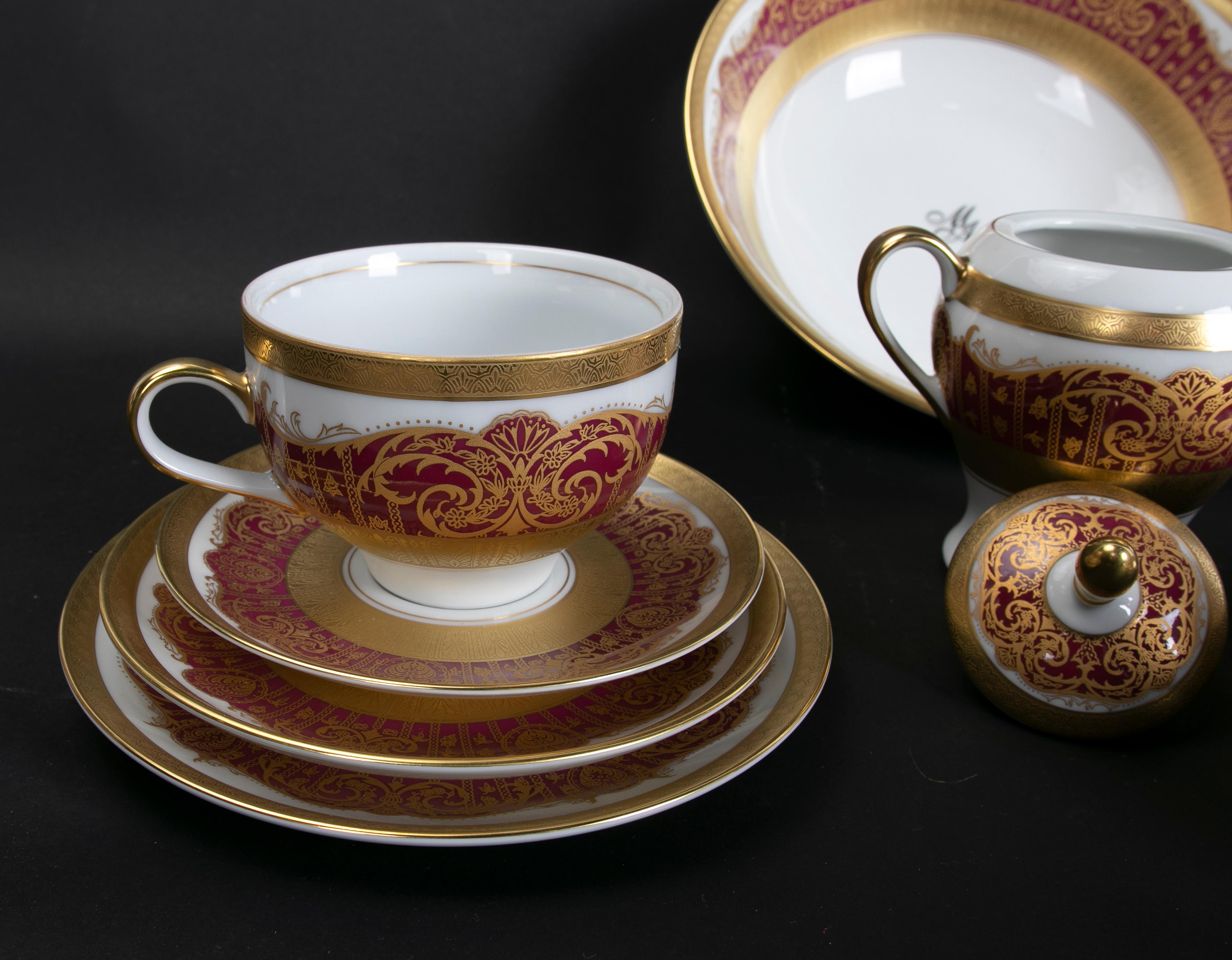 Complete Karlovarsky Porcelain Tableware '229 Pieces' Decorated with Gold For Sale 11