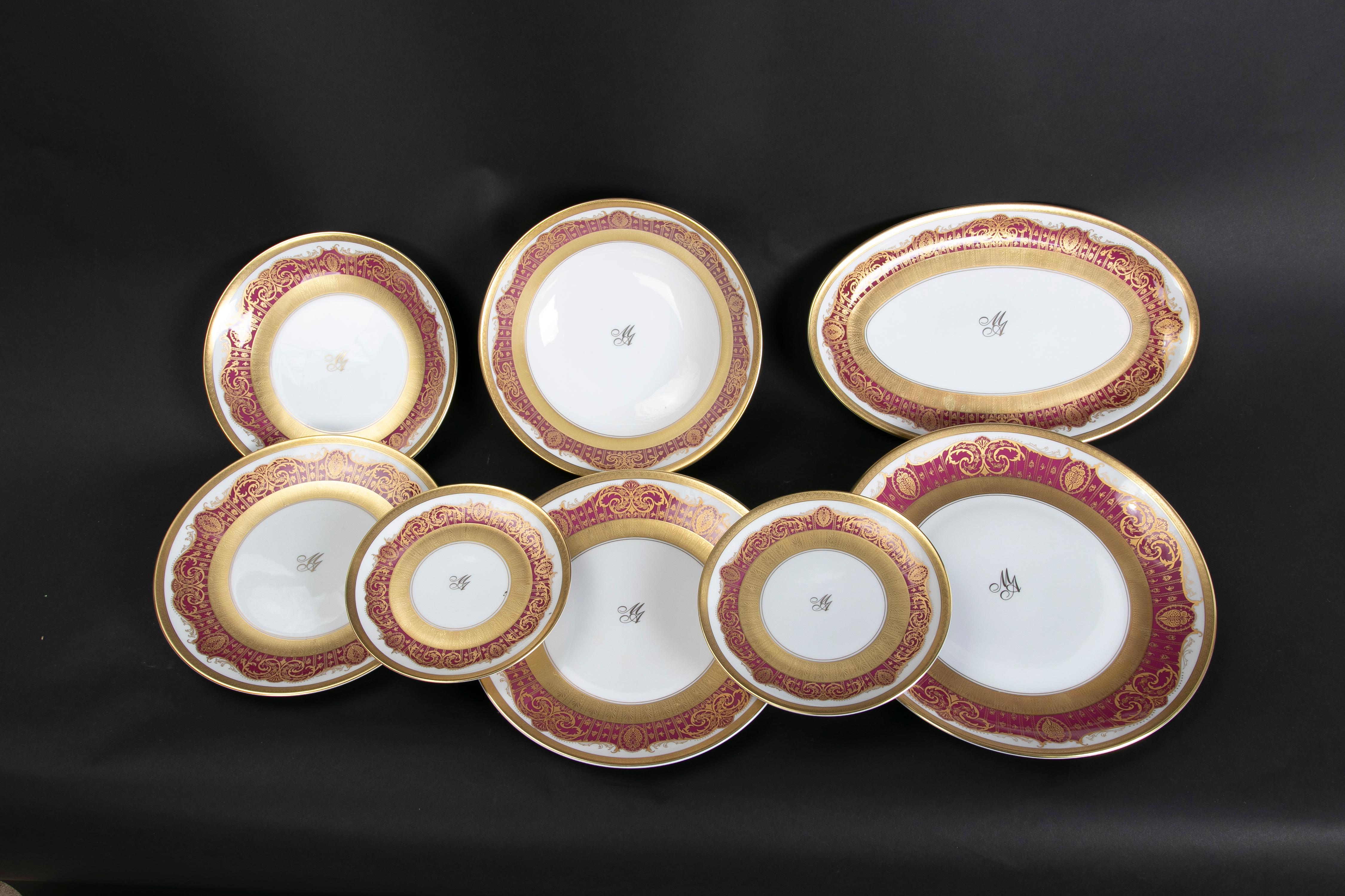 Ceco Servizio completo di porcellana Karlovarsky '229 pezzi' decorato in oro in vendita