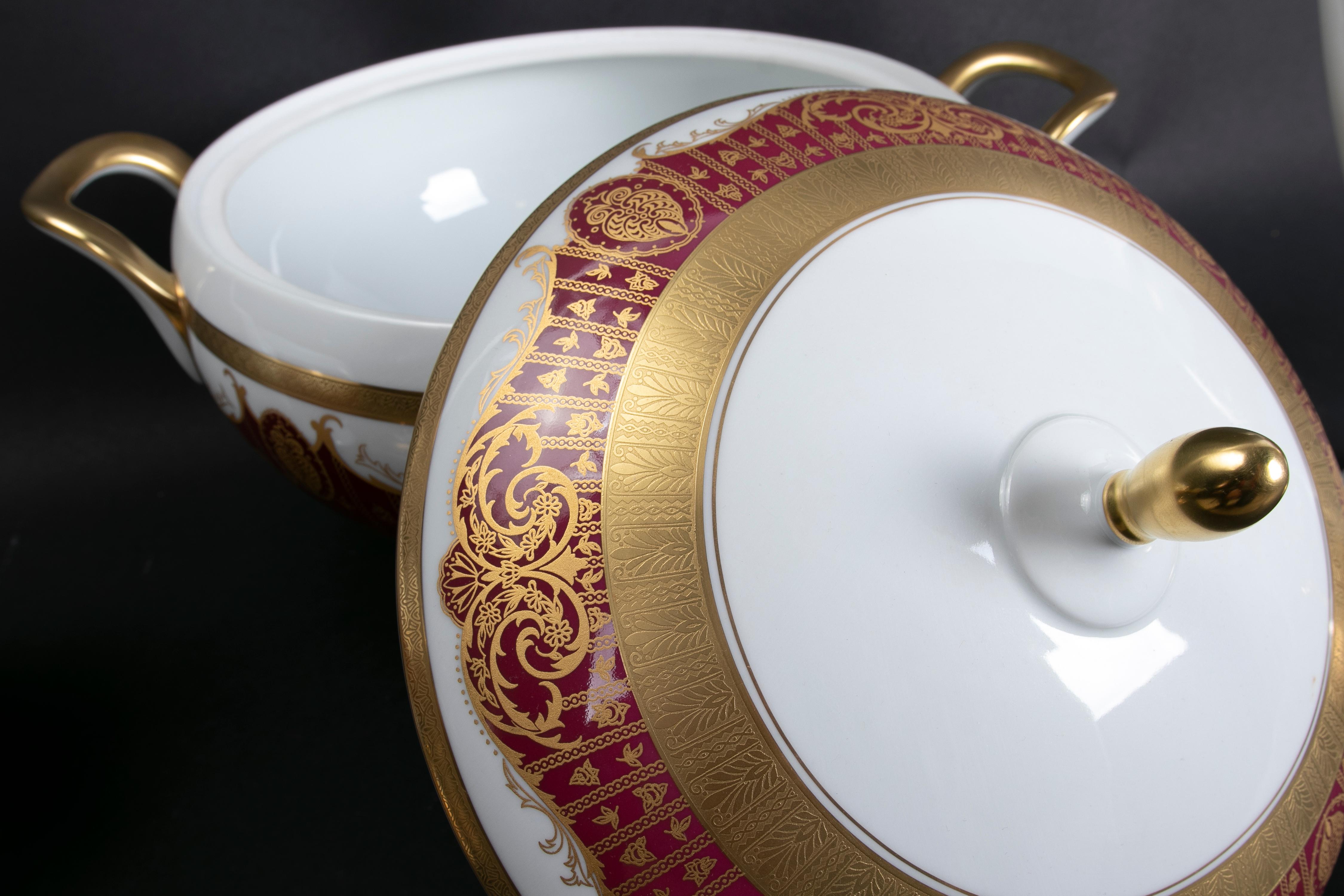 Complete Karlovarsky Porcelain Tableware '229 Pieces' Decorated with Gold In Good Condition For Sale In Marbella, ES