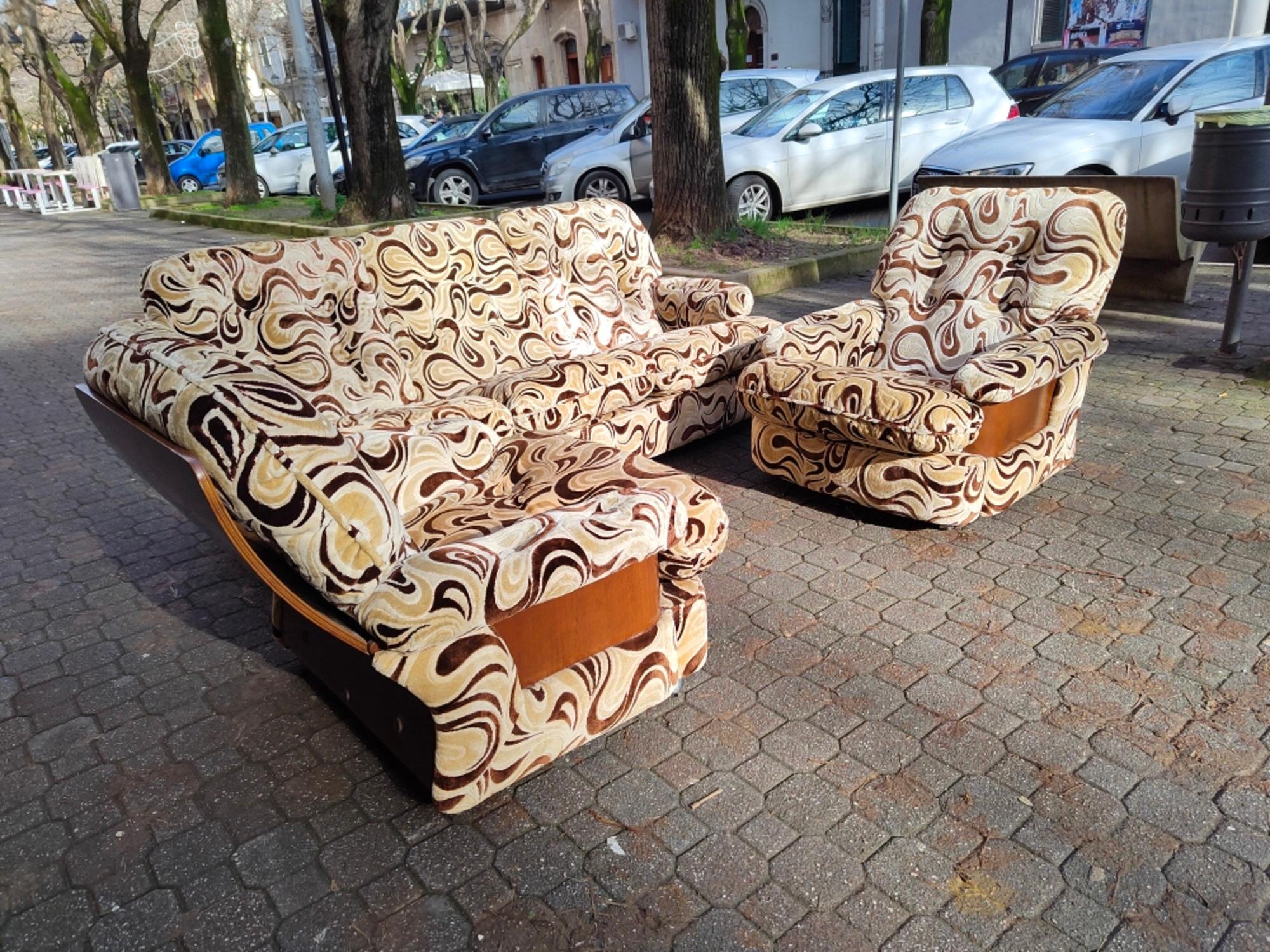 Complete Living Room 70's Sofa and Couple of Armchairs in Velvet In Good Condition For Sale In taranto, IT