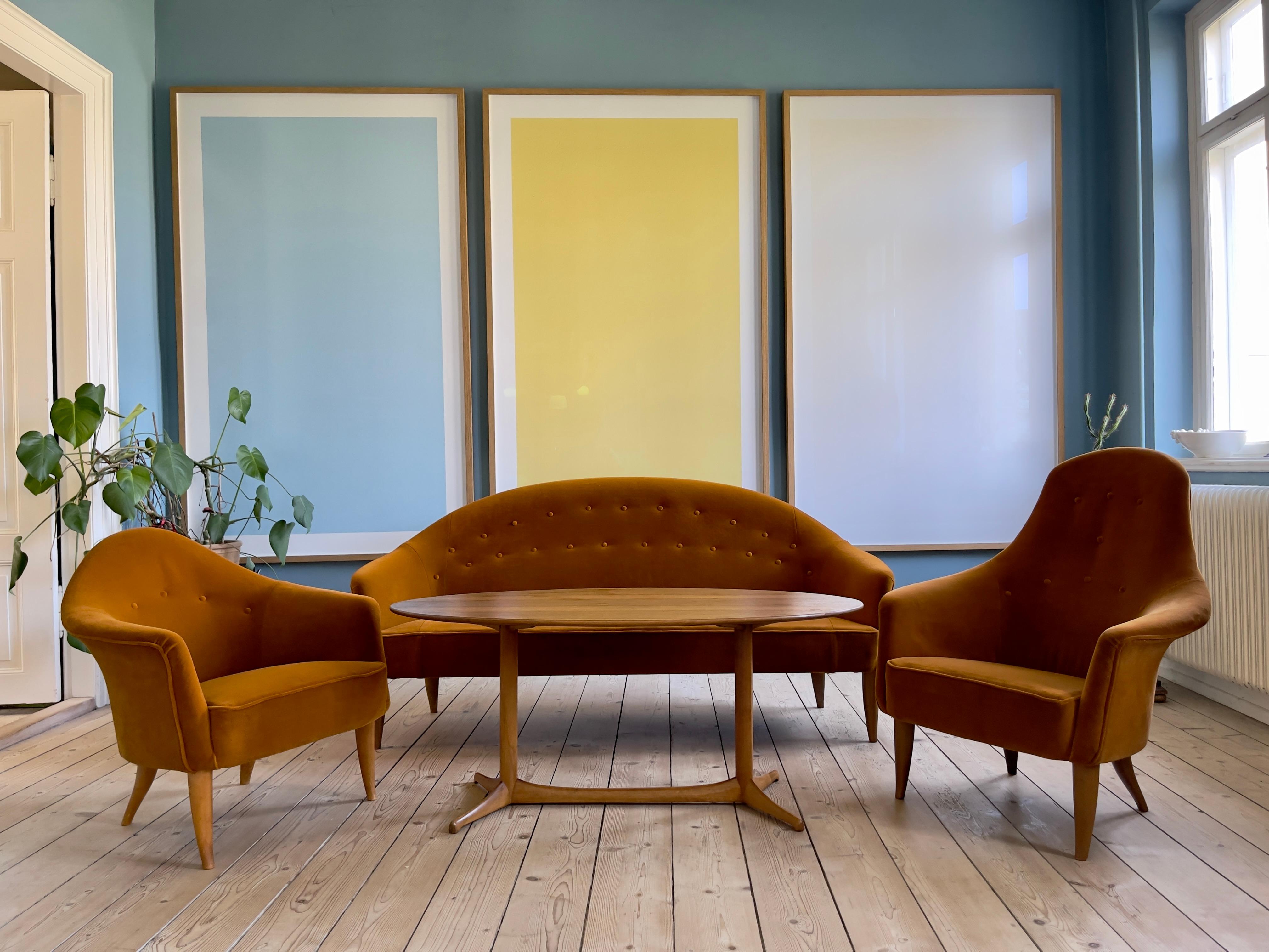 Rare ensemble complet de salon en velours couleur ambre. L'emblématique Collection Paradise de la série Triva, créée en 1958 par Kerstin Hörlin-Holmquist alors qu'elle était designer chez Nordiska Kompaniet, en Suède.
L'ensemble se compose de