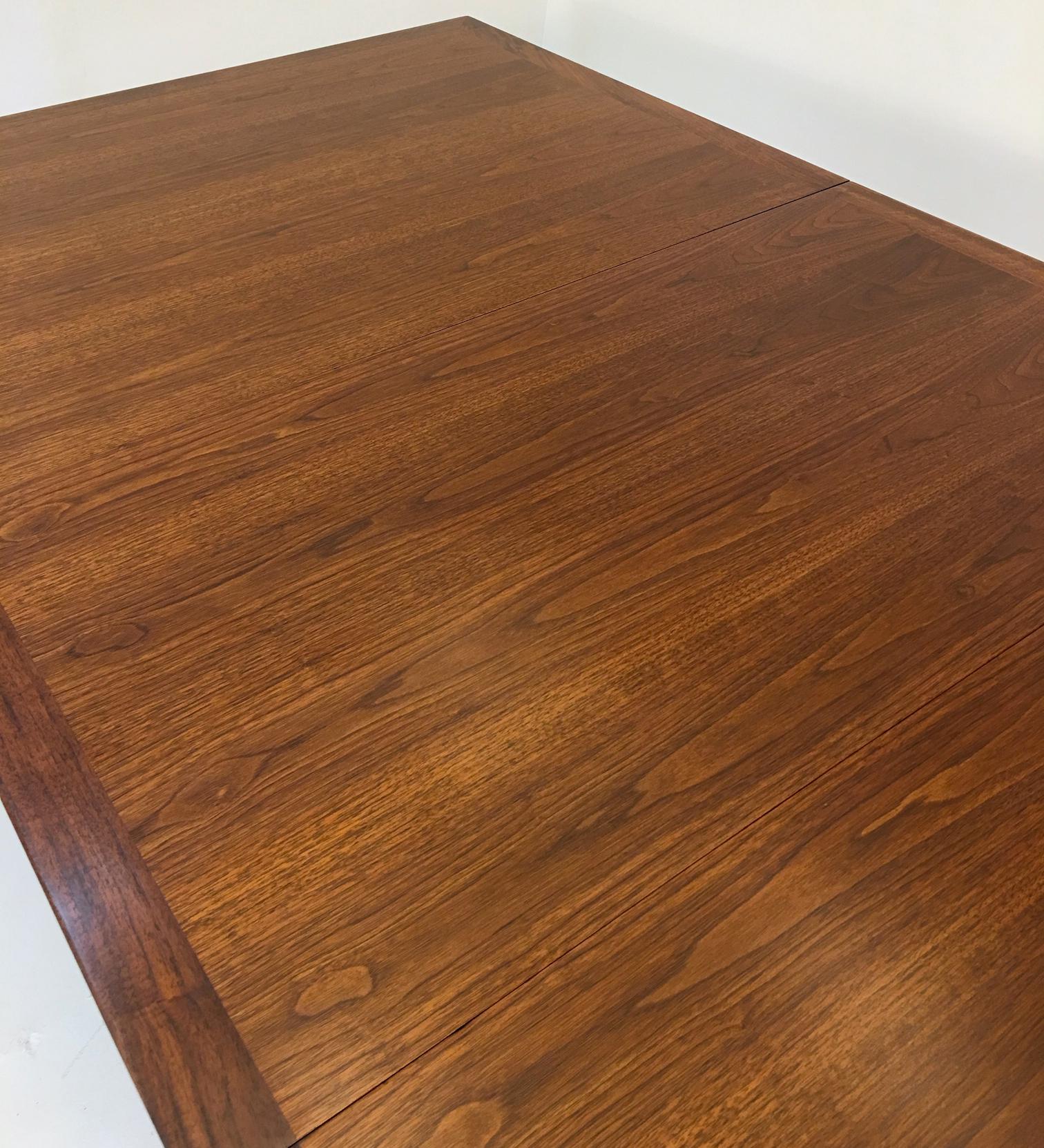 Complete Oiled Walnut Dining Table by Dunbar im Zustand „Hervorragend“ in South Charleston, WV