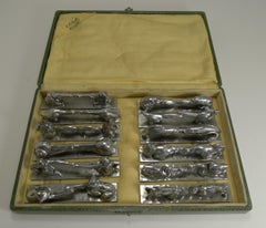 Kompletter Satz von 12 Art Deco-Messerablagen:: französisch:: signiert:: Tiere