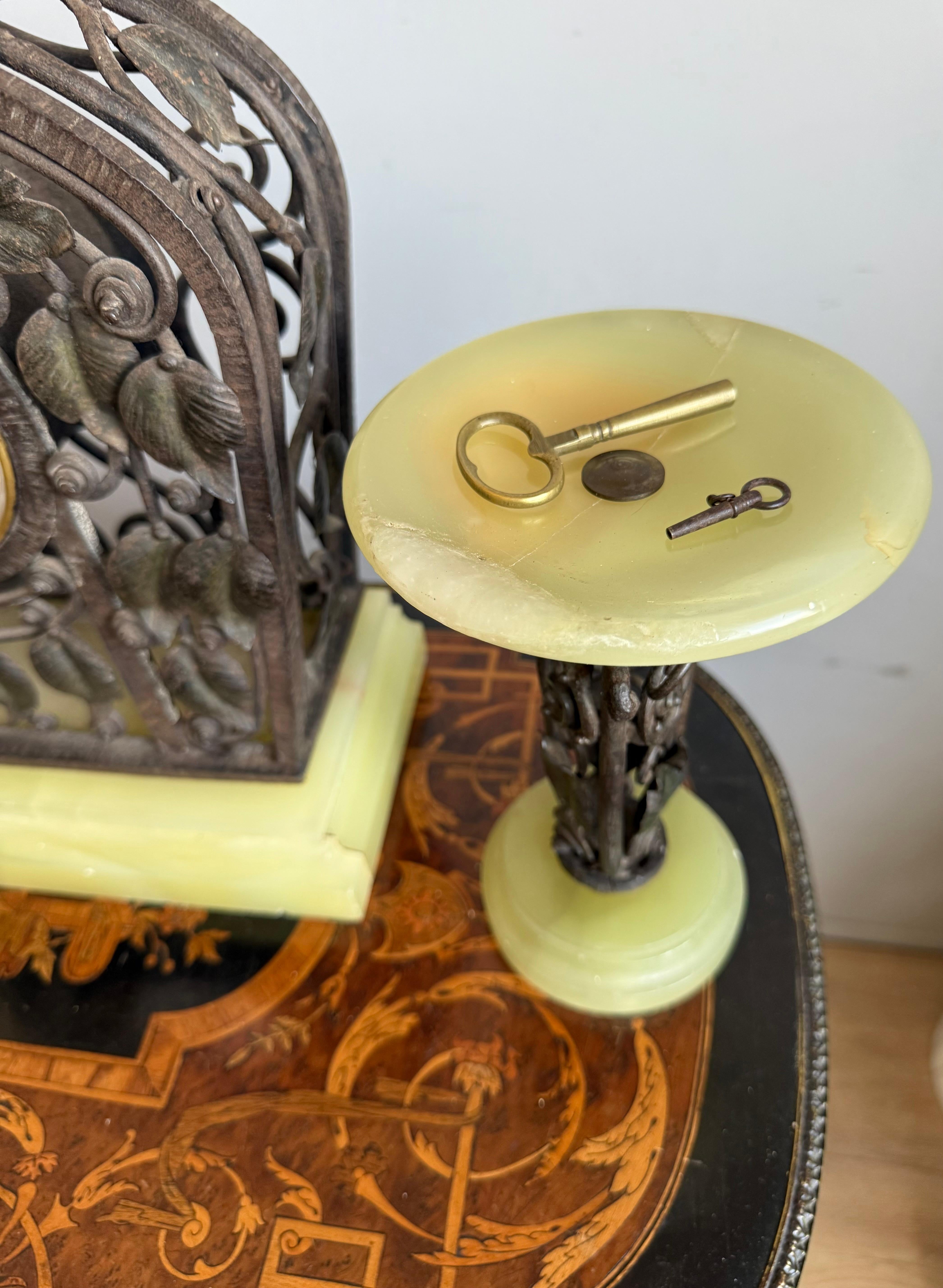 Komplettes Set Art Deco Schmiedeeisen & Onyx Uhr mit Cassolettes von M. Vasseur im Angebot 4