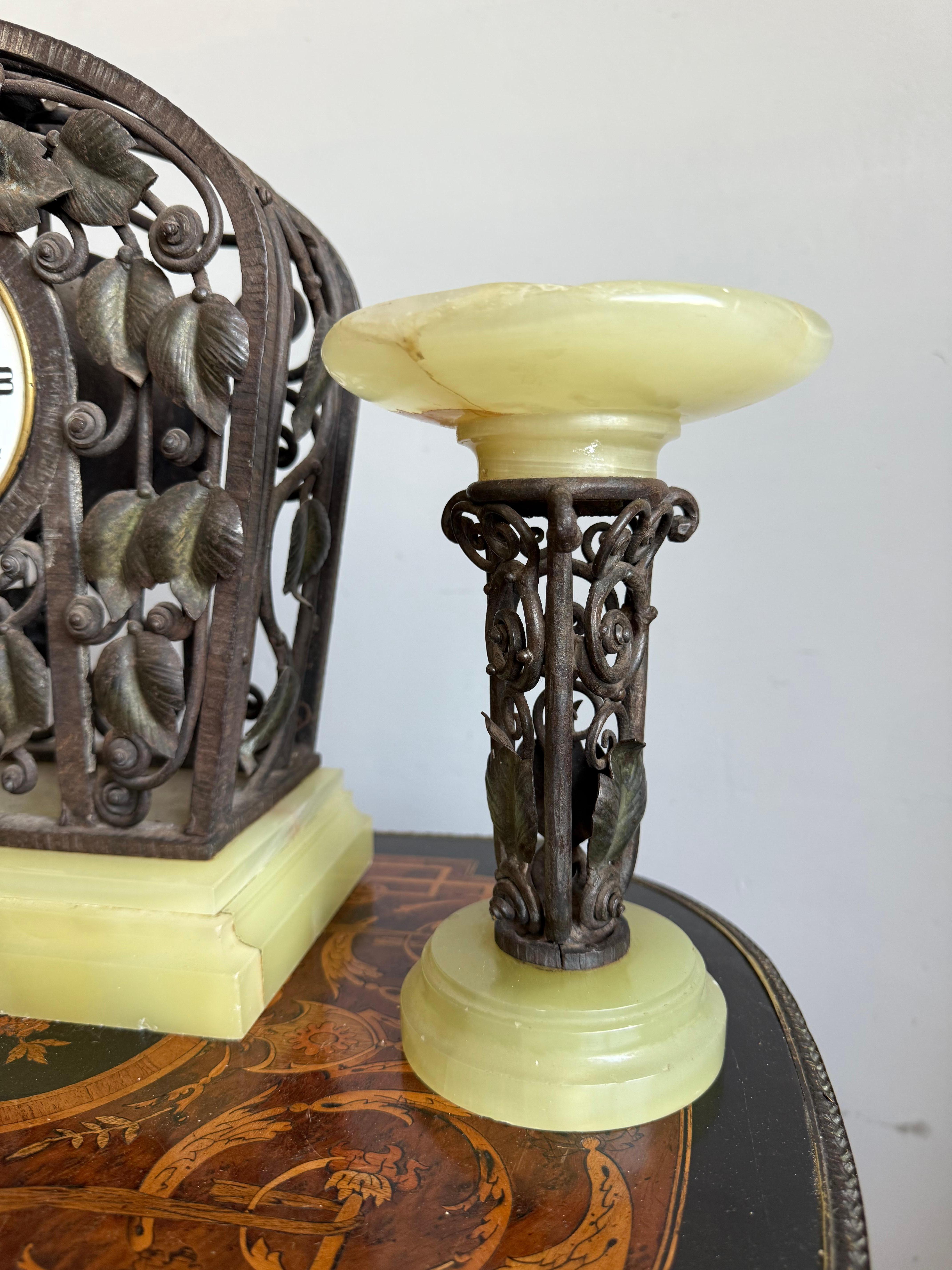 Komplettes Set Art Deco Schmiedeeisen & Onyx Uhr mit Cassolettes von M. Vasseur im Angebot 5