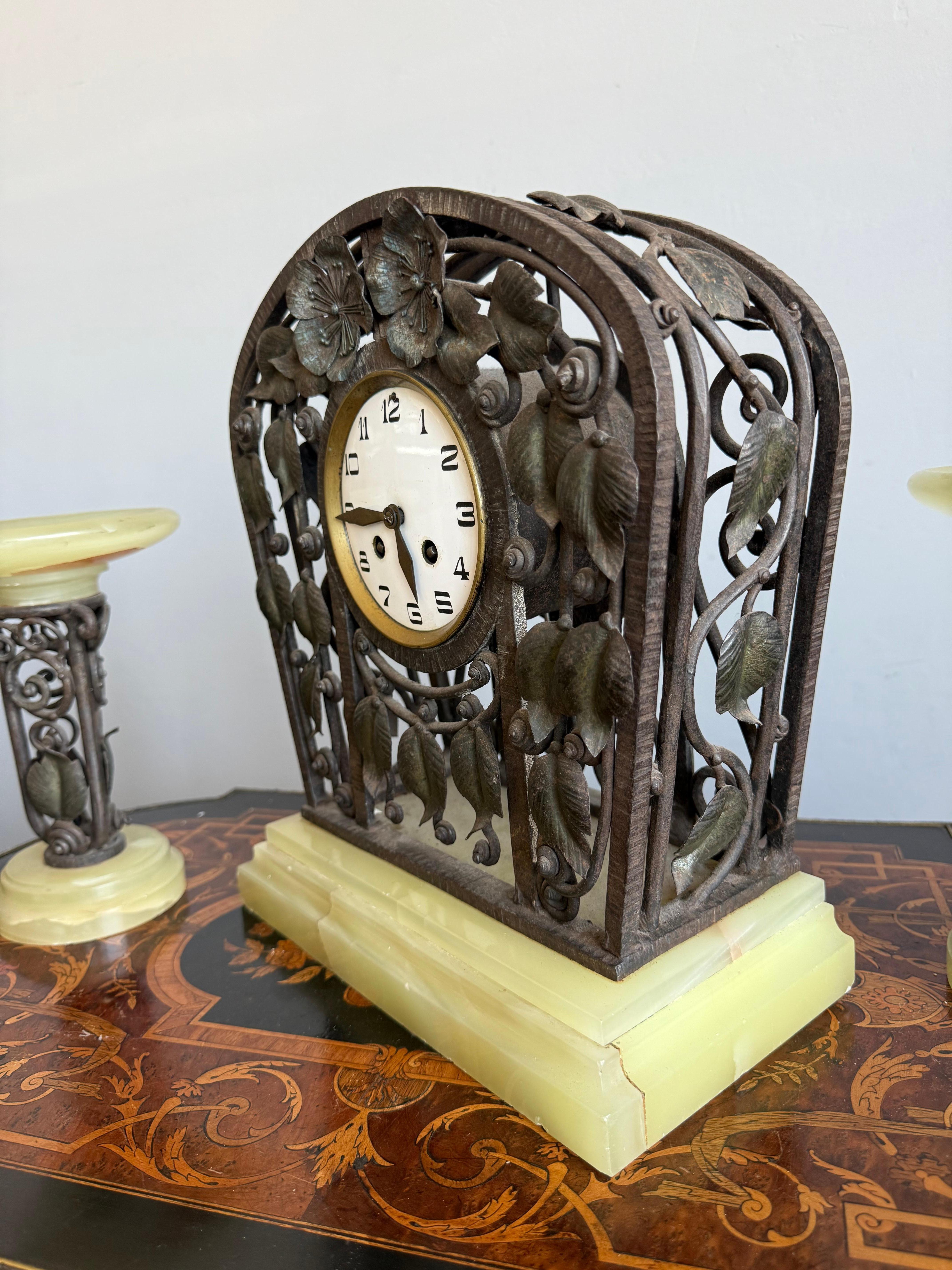 Komplettes Set Art Deco Schmiedeeisen & Onyx Uhr mit Cassolettes von M. Vasseur im Angebot 8