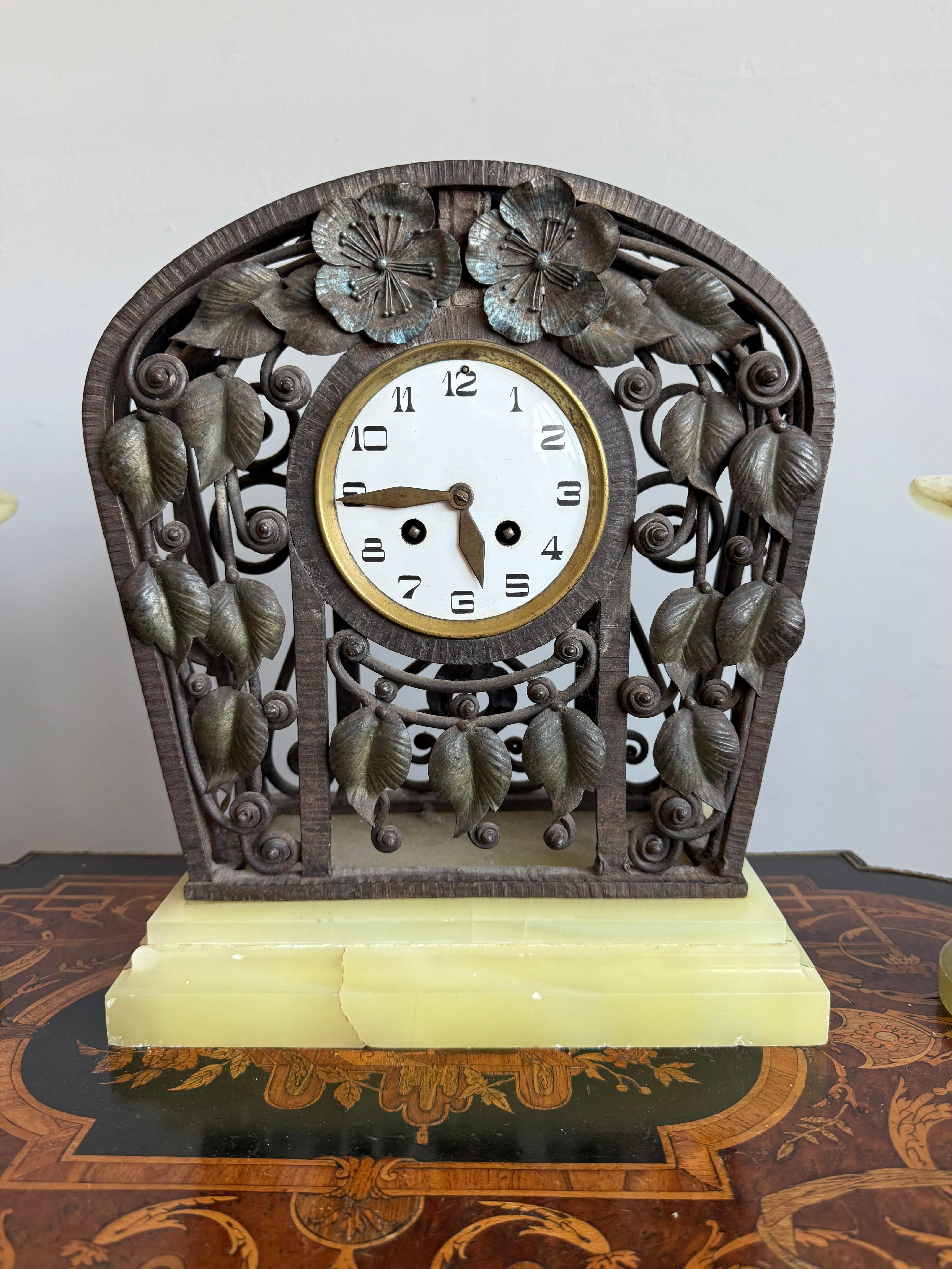 Komplettes Set Art Deco Schmiedeeisen & Onyx Uhr mit Cassolettes von M. Vasseur (Französisch) im Angebot