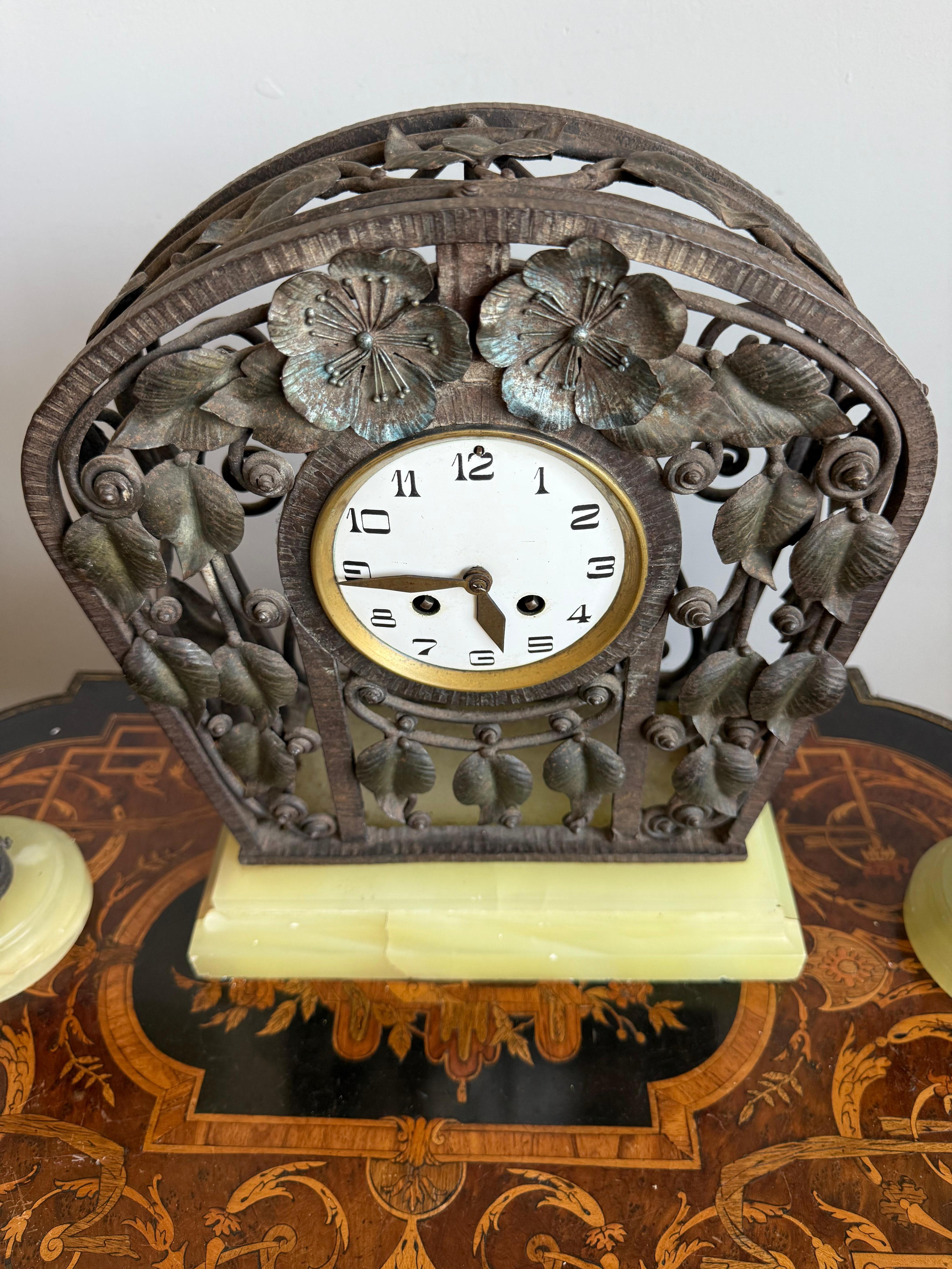 Komplettes Set Art Deco Schmiedeeisen & Onyx Uhr mit Cassolettes von M. Vasseur (Geschmiedet) im Angebot
