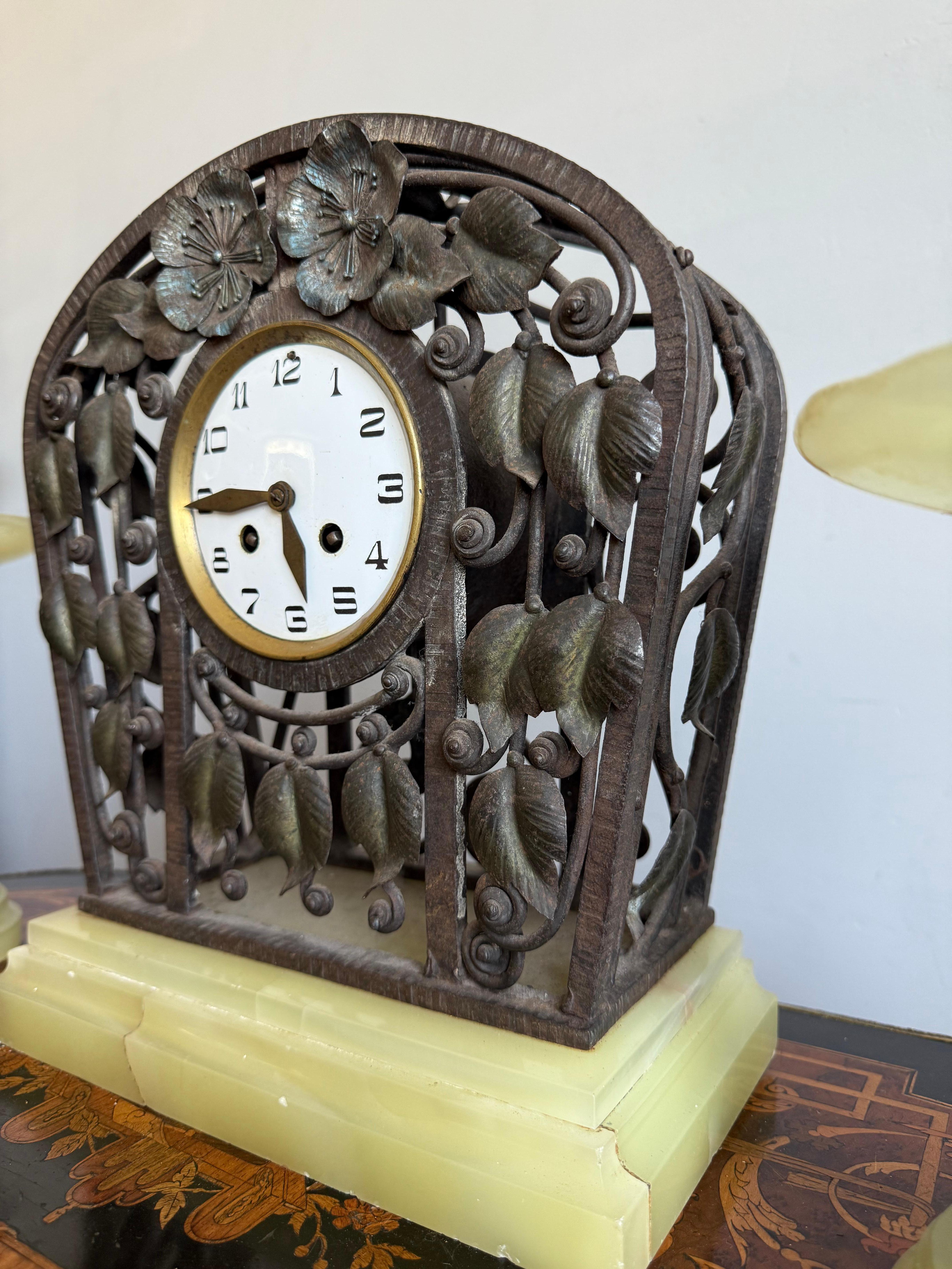 Komplettes Set Art Deco Schmiedeeisen & Onyx Uhr mit Cassolettes von M. Vasseur im Zustand „Gut“ im Angebot in Lisse, NL