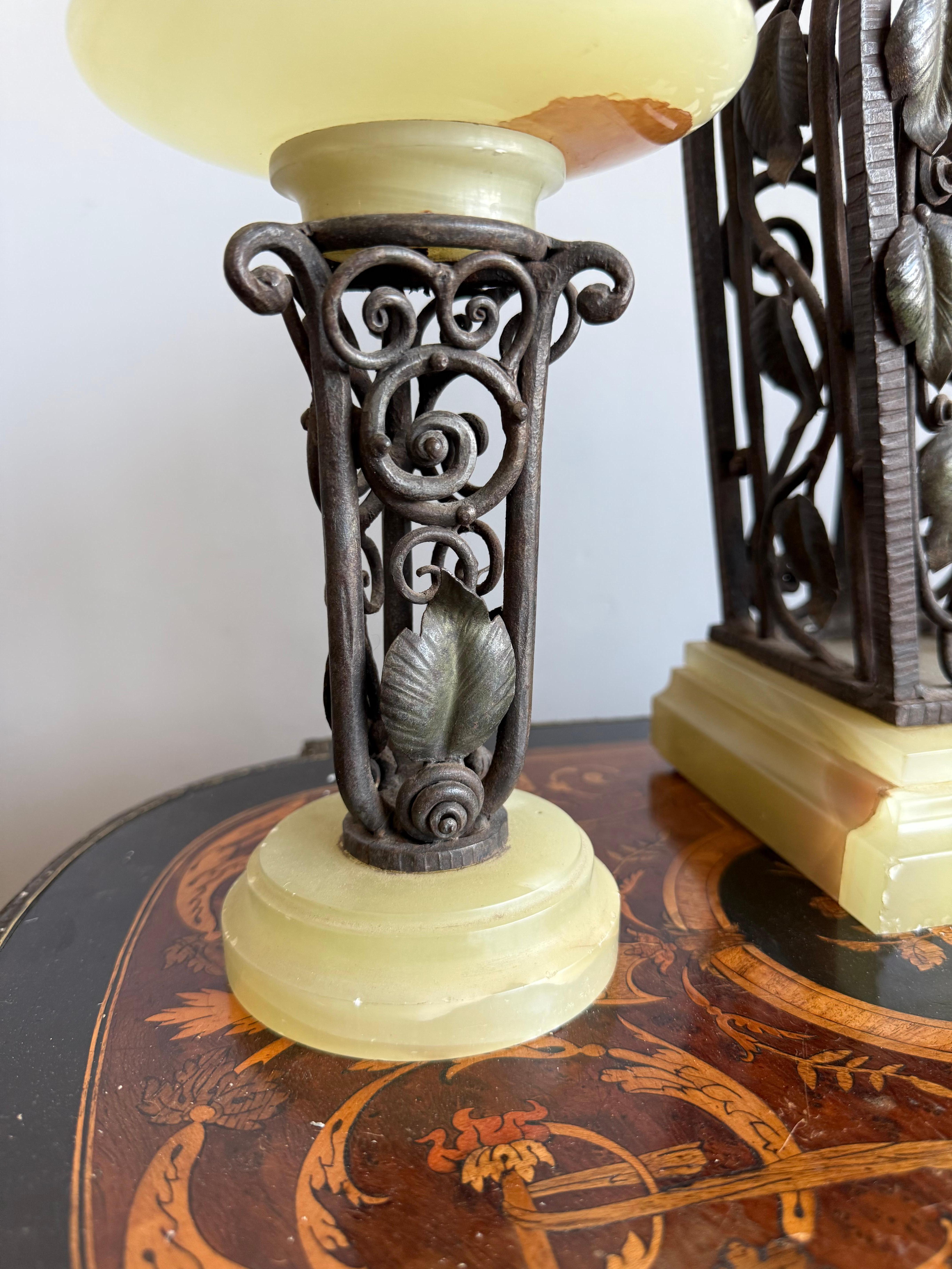 Komplettes Set Art Deco Schmiedeeisen & Onyx Uhr mit Cassolettes von M. Vasseur im Angebot 1