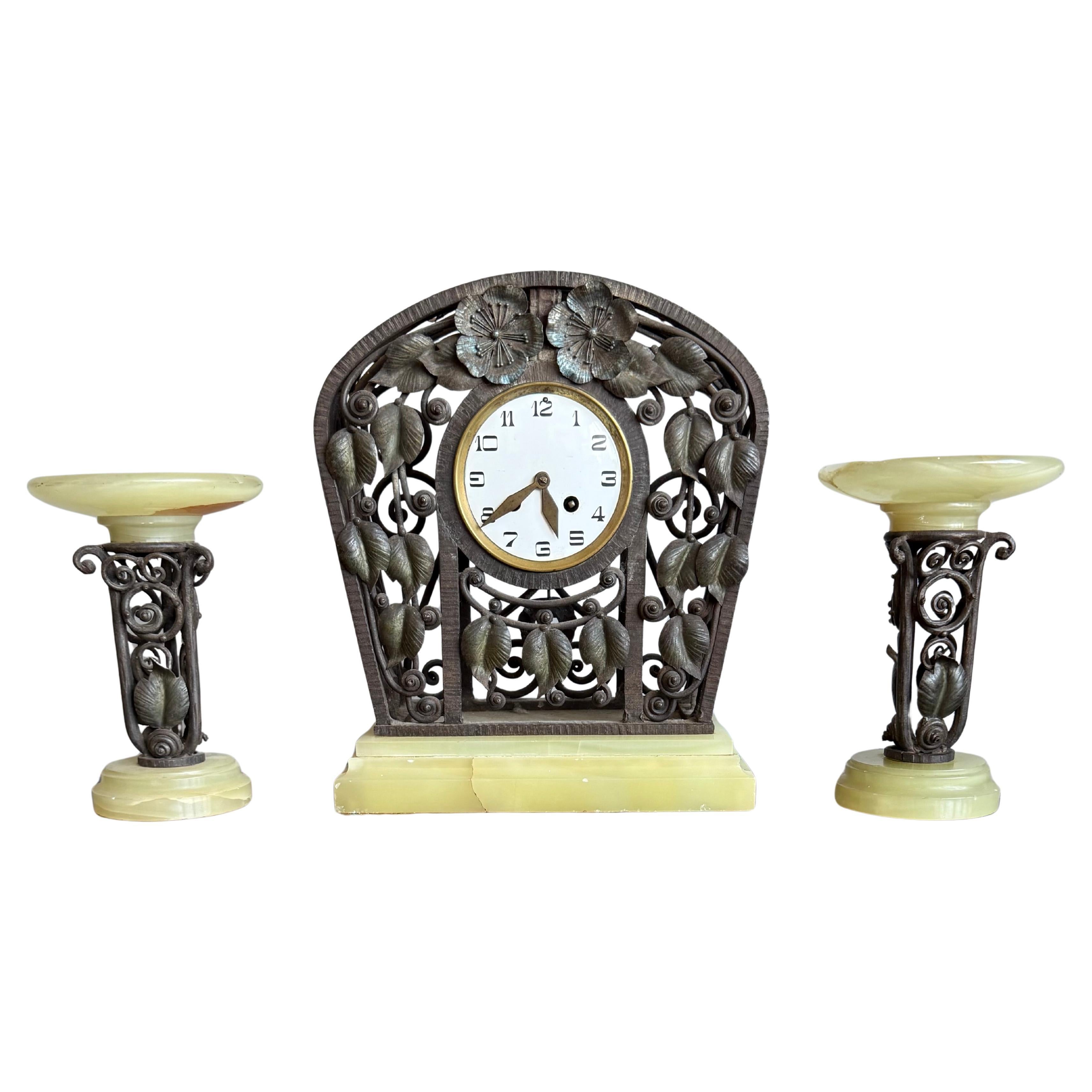 Komplettes Set Art Deco Schmiedeeisen & Onyx Uhr mit Cassolettes von M. Vasseur im Angebot