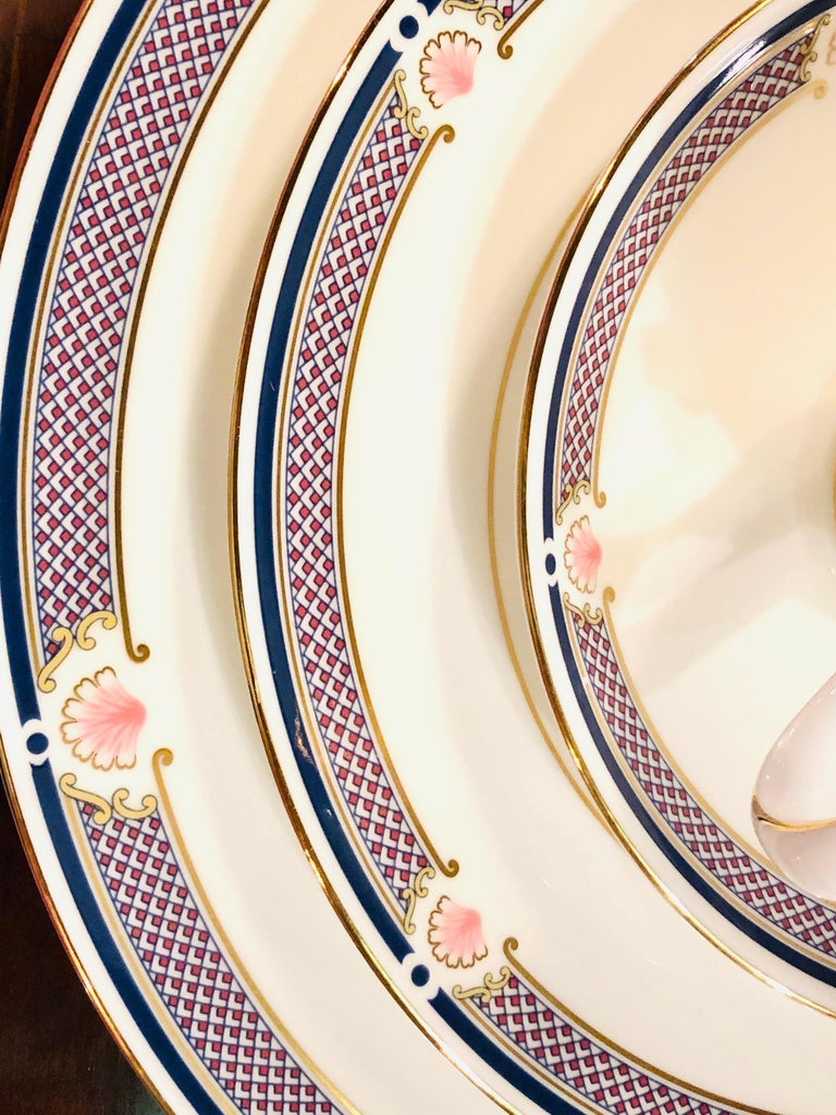 Complete Set of 28 Wedgwood Bone China Waverley Pattern Approximate 195