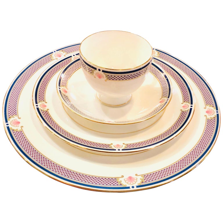 Complete Set of 28 Wedgwood Bone China Waverley Pattern Approximate 195