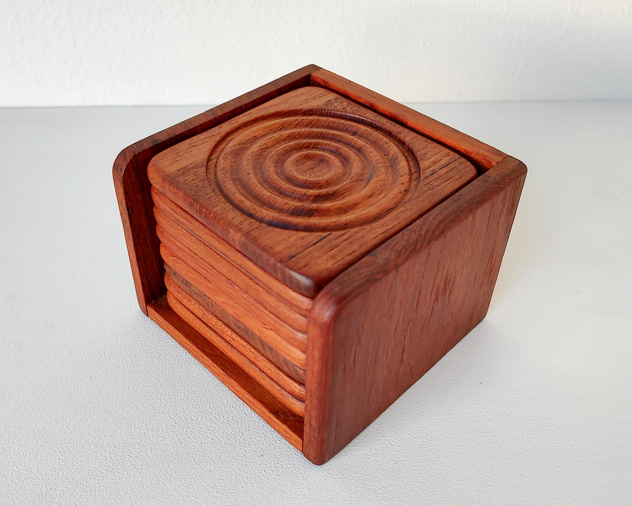 20th Century Complete Set of 8 Mid-Century Square Solid Teak Coasters in Caddy 1960s For Sale