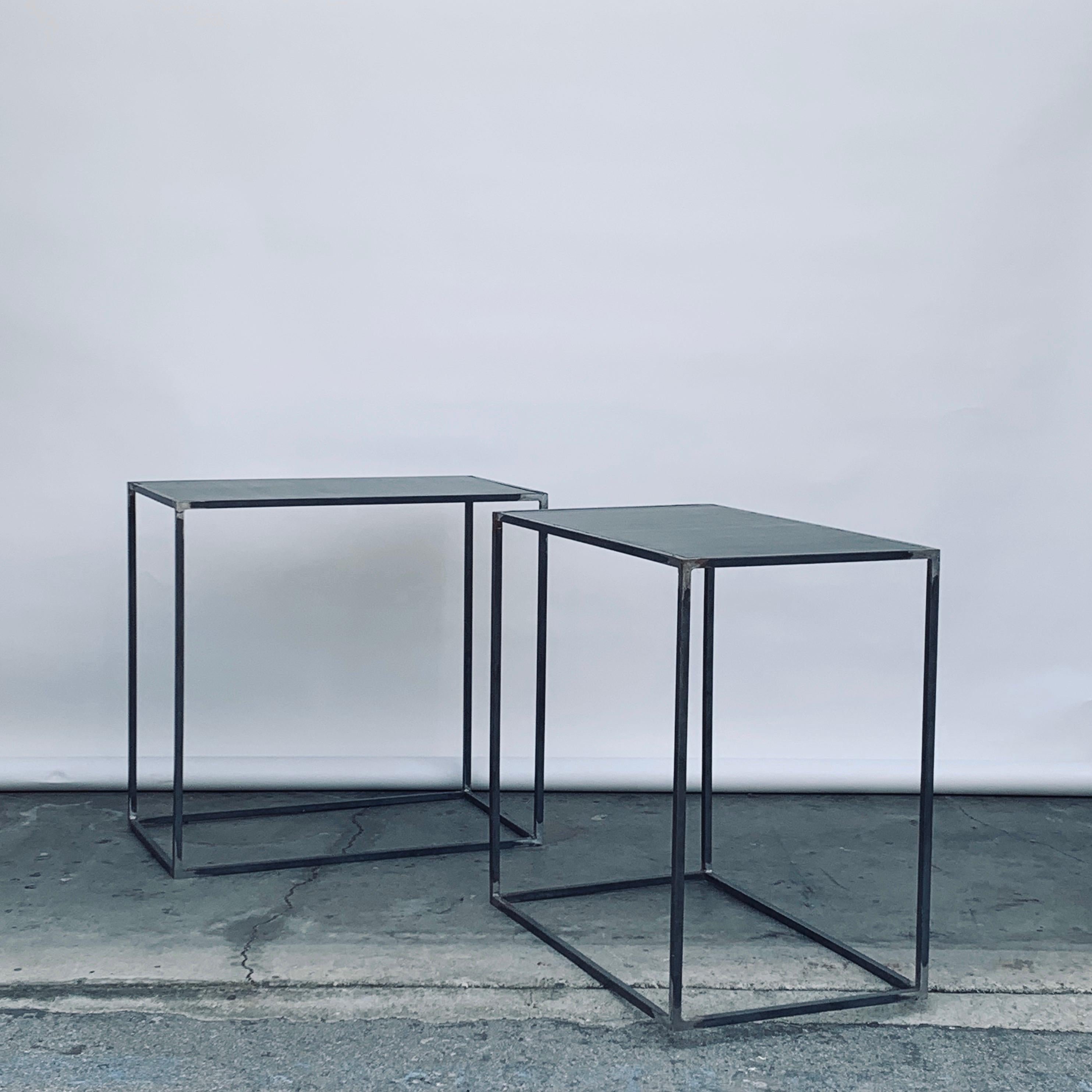 Set completo di tavoli da soggiorno minimalisti in acciaio patinato 