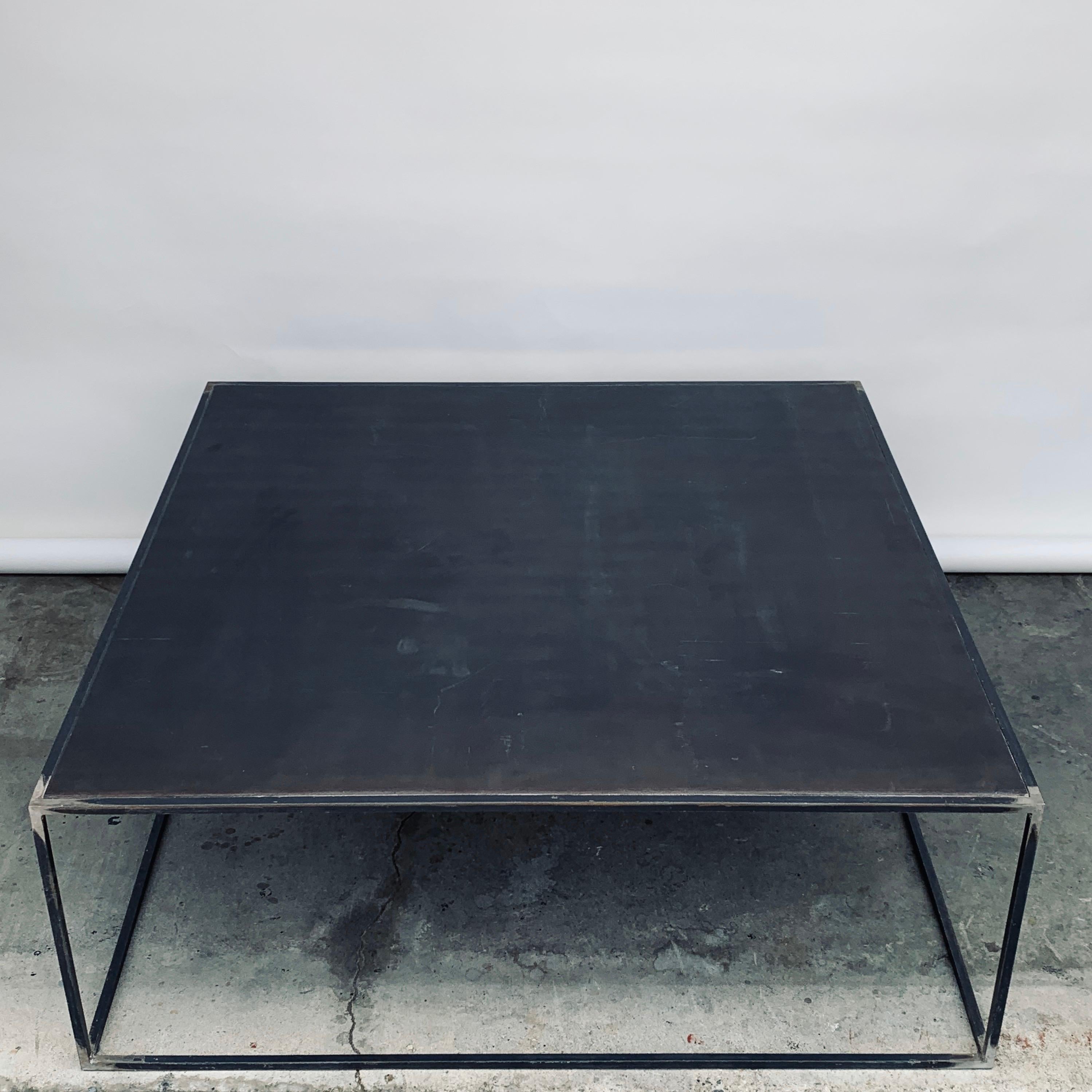 Set completo di tavoli da soggiorno minimalisti in acciaio patinato 