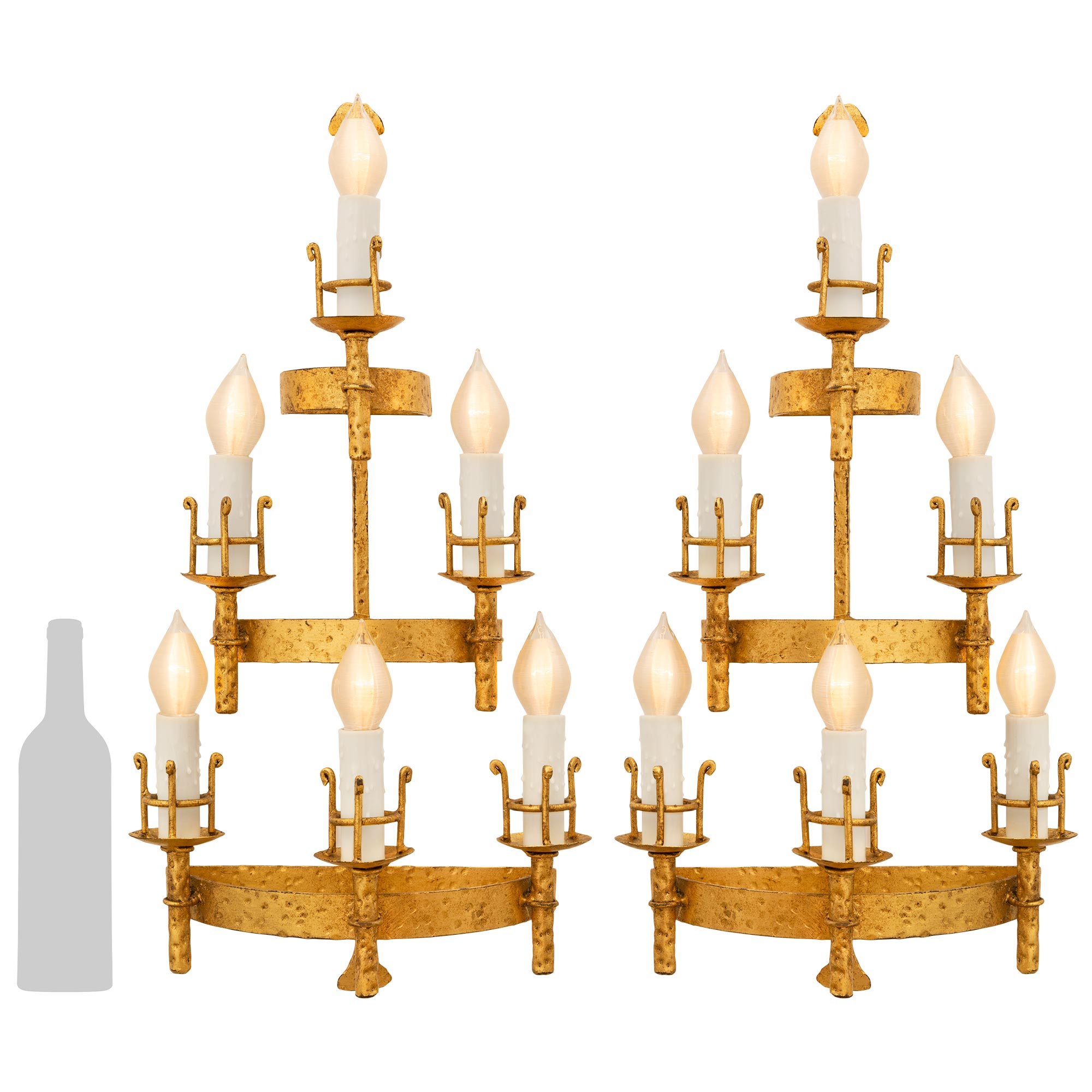 Magnifique ensemble complet de quatre appliques en métal doré de style Renaissance italienne du XIXe siècle. Chaque applique à six bras présente d'élégants supports incurvés sur trois niveaux, chacun présentant des motifs martelés très décoratifs et