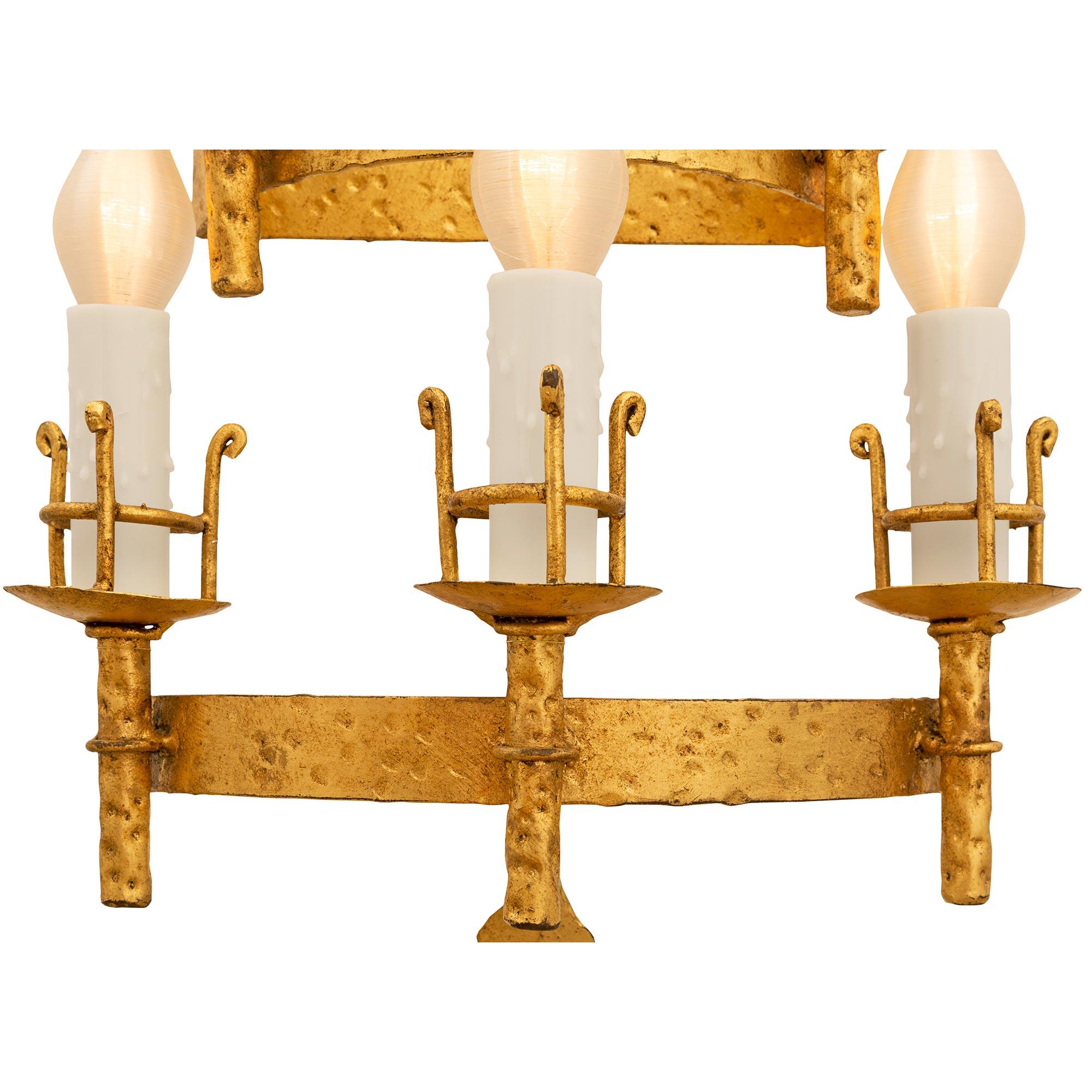 Ensemble complet de quatre appliques italiennes de style Renaissance du 19ème siècle en métal doré en vente 1